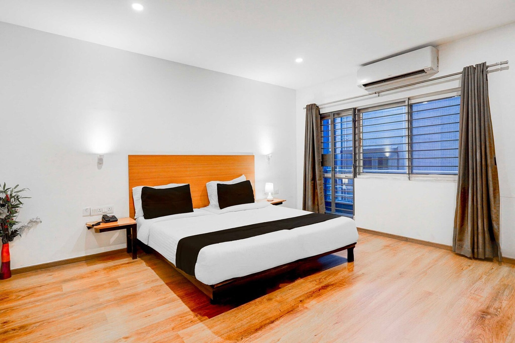Located within 2.2 km of ISKCON Hare Krishna Temple and 7.3 km of Bull Temple, Collection O Kanakpura Road features rooms in Bengaluru. Featuring a restaurant, the 3-star hotel has air-conditioned rooms with free WiFi, each with a private bathroom. The accommodation provides room service, a 24-hour front desk and luggage storage for guests.
At the hotel, every room is equipped with a desk. All units at Collection O Kanakpura Road are equipped with a seating area and a flat-screen TV with satellite channels.
Forum Mall, Koramangala is 11 km from the accommodation, while Kanteerava Indoor Stadium is 12 km away. Kempegowda International Airport is 43 km from the property.
Early Check-In Policy: A full day’s room rate will be charged for check-ins before 6:00 AM. Complimentary early check-in is available between 6:00 AM and 10:00 AM, subject to room availability.
Check-in is only available to guests aged 18 and above. Please provide a government-issued ID to confirm your age.
