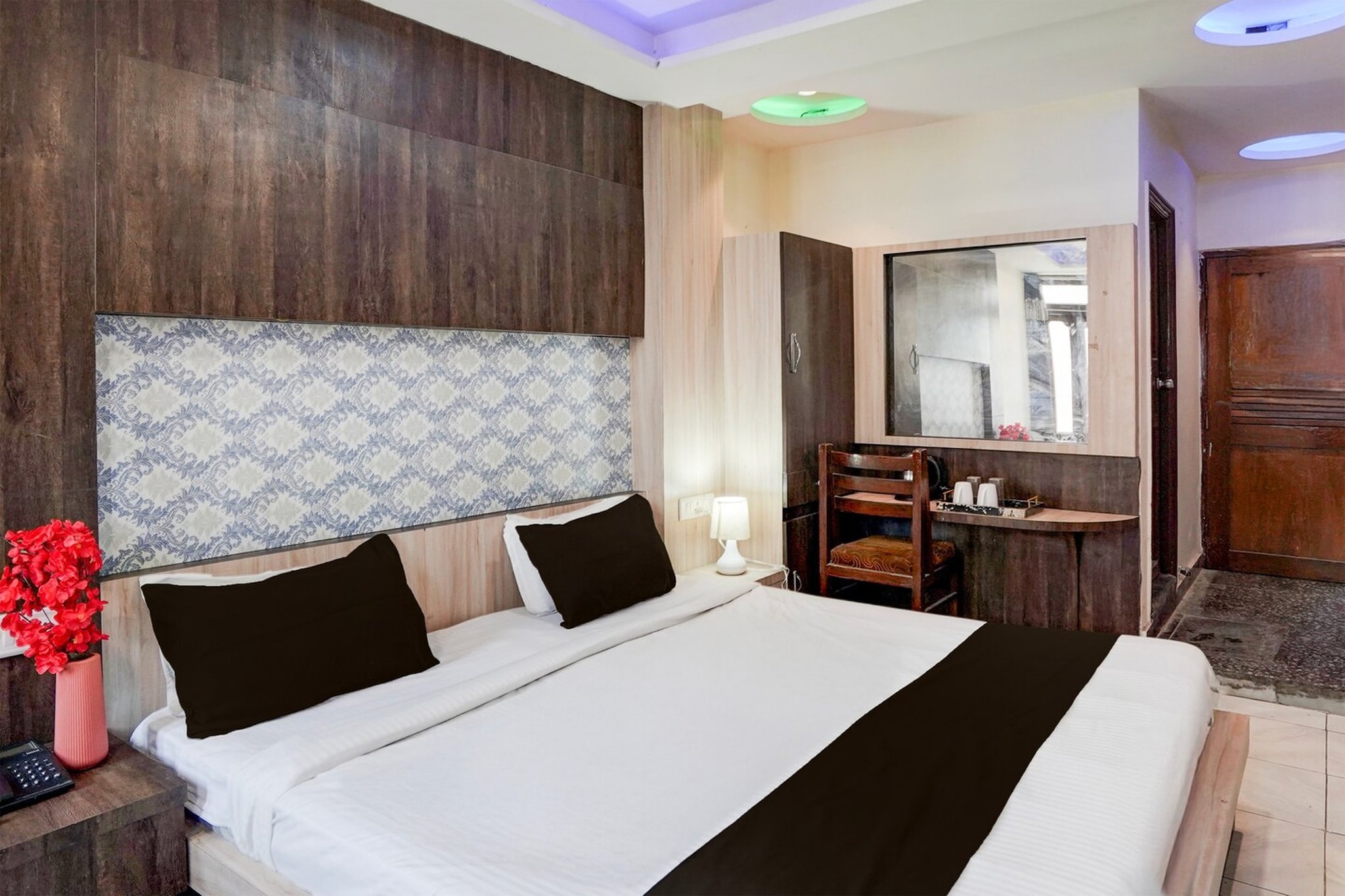 Comfortable Accommodations: Super Collection O Kanpur in Kanpur offers family rooms with air-conditioning, private bathrooms, and free WiFi throughout the property. Each room includes a work desk, seating area, TV, and free toiletries.

Convenient Facilities: Guests can enjoy a lounge, shared kitchen, 24-hour front desk, housekeeping, laundry, room service, and luggage storage. Additional amenities include a workout area and a laundry service.

Prime Location: Located 4 km from Kanpur Airport and KÄnpur Central Station, the hotel provides easy access to local attractions.

Unmarried couples are warmly welcome at this property.
Guests with local ID proof are warmly welcome.
Apologies, but we are currently unable to host foreign nationals at this property.
Early Check-In Policy: A full dayâ€™s room rate will be charged for check-ins before 6:00 AM. Complimentary early check-in is available between 6:00 AM and 10:00 AM, subject to room availability.
Check-in is only available to guests aged 18 and above. Please provide a government-issued ID to confirmÂ yourÂ age.
