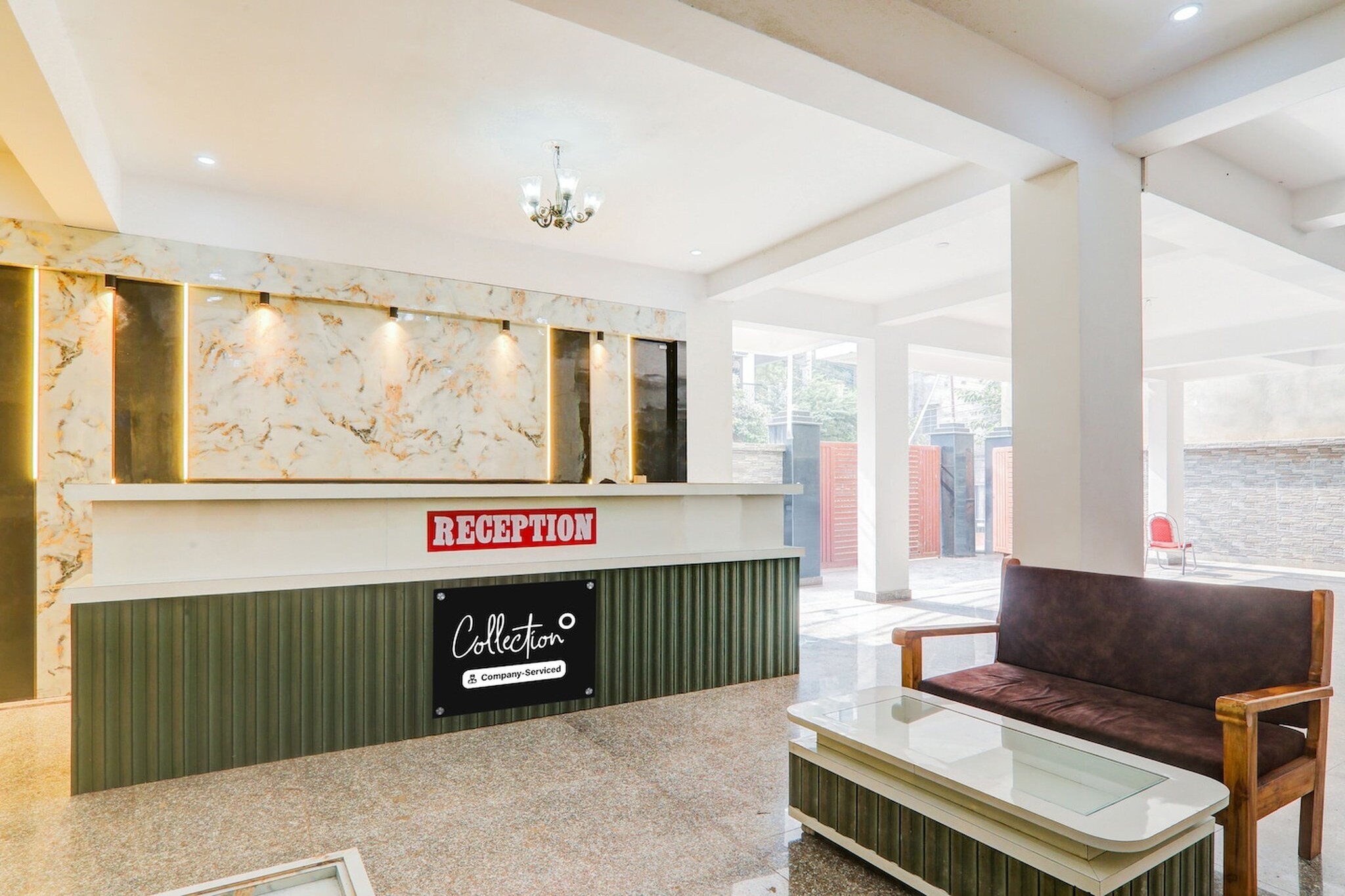 Ground floor: (bedroom(double bed, TV, seating area, air conditioning, Towels incl., telephone), bathroom(bathtub or shower, shower, washbasin, toilet, shampoo, body soap, hot water), Parking, lift)