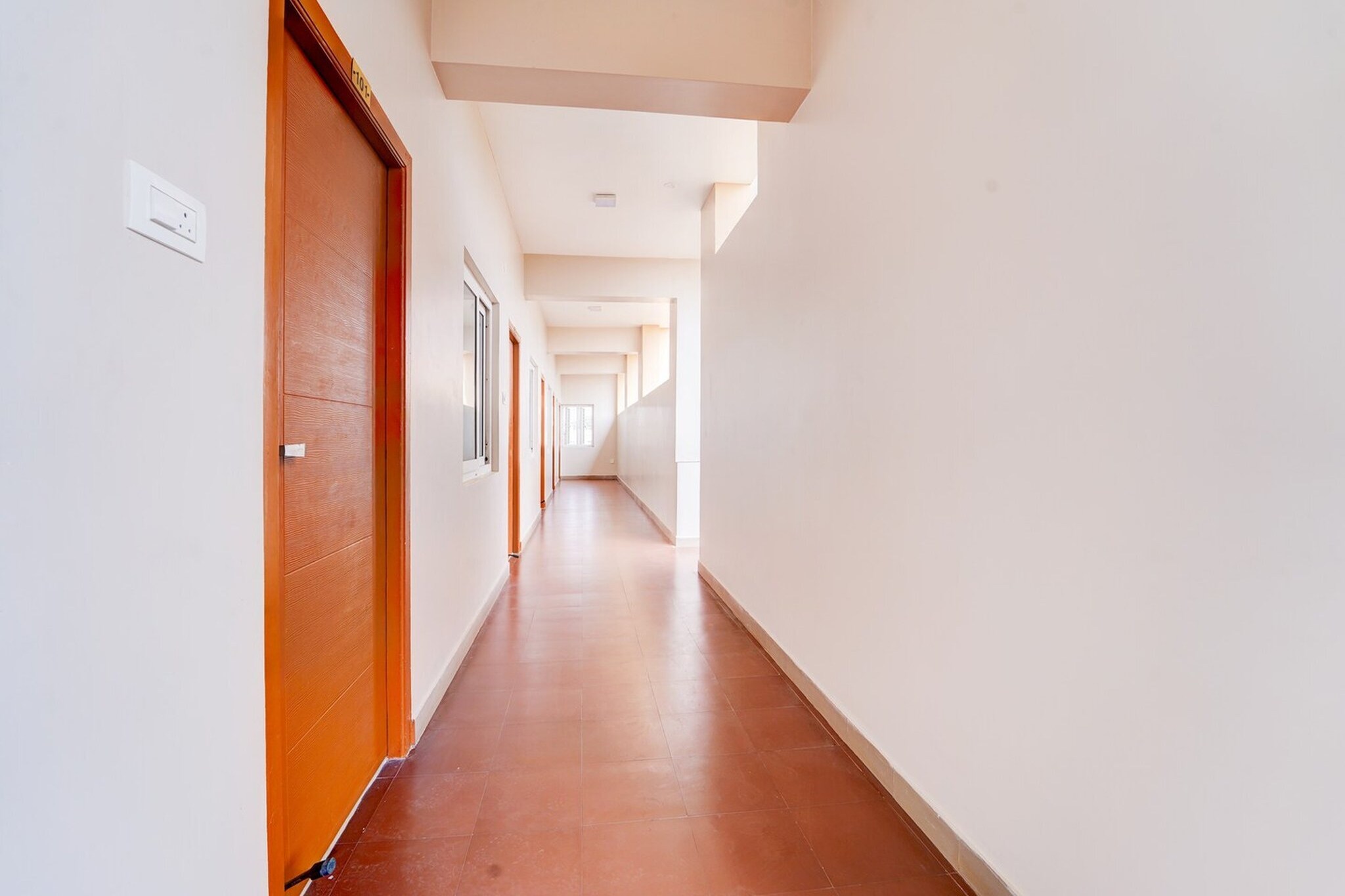 Ground floor: (bedroom(double bed, TV, seating area, air conditioning, Towels incl., telephone), bathroom(bathtub or shower, shower, washbasin, toilet, shampoo, body soap, hot water), Parking)