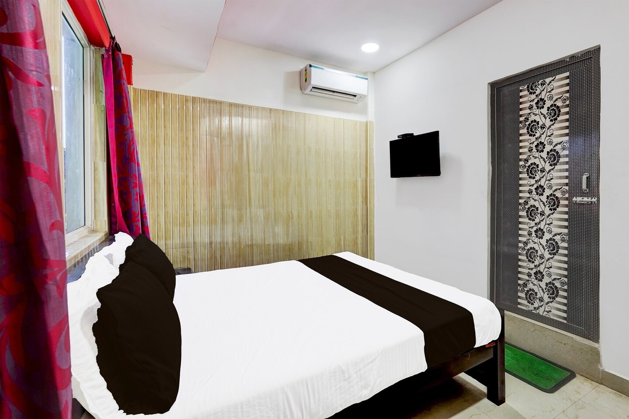 Comfortable Accommodations: Super Collection O Kelambakkam in Chennai offers family rooms with air-conditioning, private bathrooms, work desks, and seating areas. Each room includes free toiletries, a shower, TV, and wardrobe.
Essential Facilities: Guests enjoy free WiFi, a lift, 24-hour front desk, and room service. Additional amenities include a continental breakfast, air-conditioning, and a work desk.
Convenient Location: Located 28 km from Chennai International Airport, the hotel is near attractions such as Arignar Anna Zoological Park (19 km) and Chennai Trade Centre (34 km). English and Hindi are spoken at reception.
Unmarried couples are warmly welcome at this property.
Guests with local ID proof are warmly welcome.
Early Check-In Policy: A full day’s room rate will be charged for check-ins before 6:00 AM. Complimentary early check-in is available between 6:00 AM and 10:00 AM, subject to room availability.
Check-in is only available to guests aged 18 and above. Please provide a government-issued ID to confirm your age.