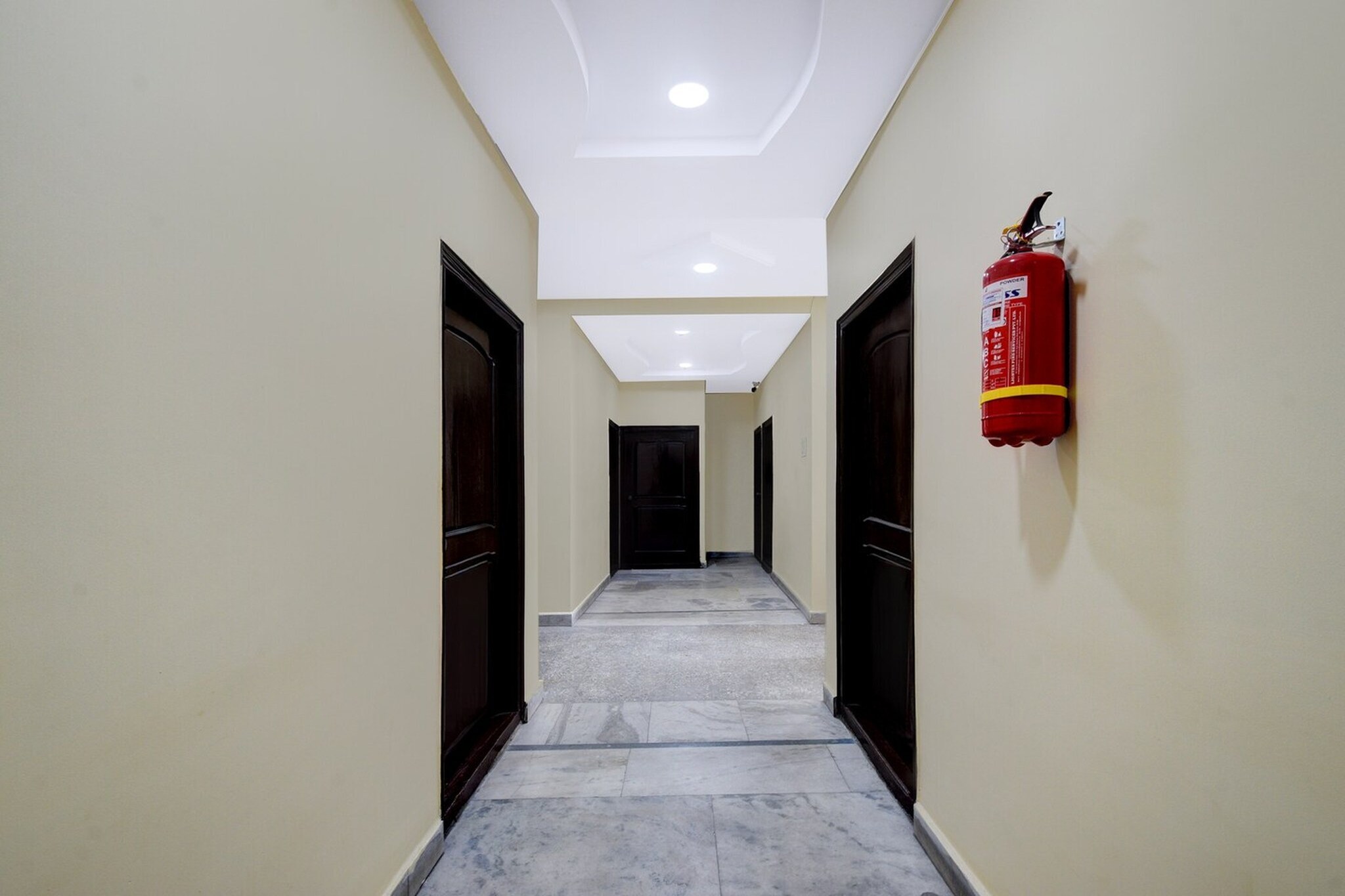 Ground floor: (bedroom(double bed, TV, seating area, air conditioning, Towels incl., telephone), bathroom(bathtub or shower, shower, washbasin, toilet, shampoo, body soap, hot water), parking, lift)