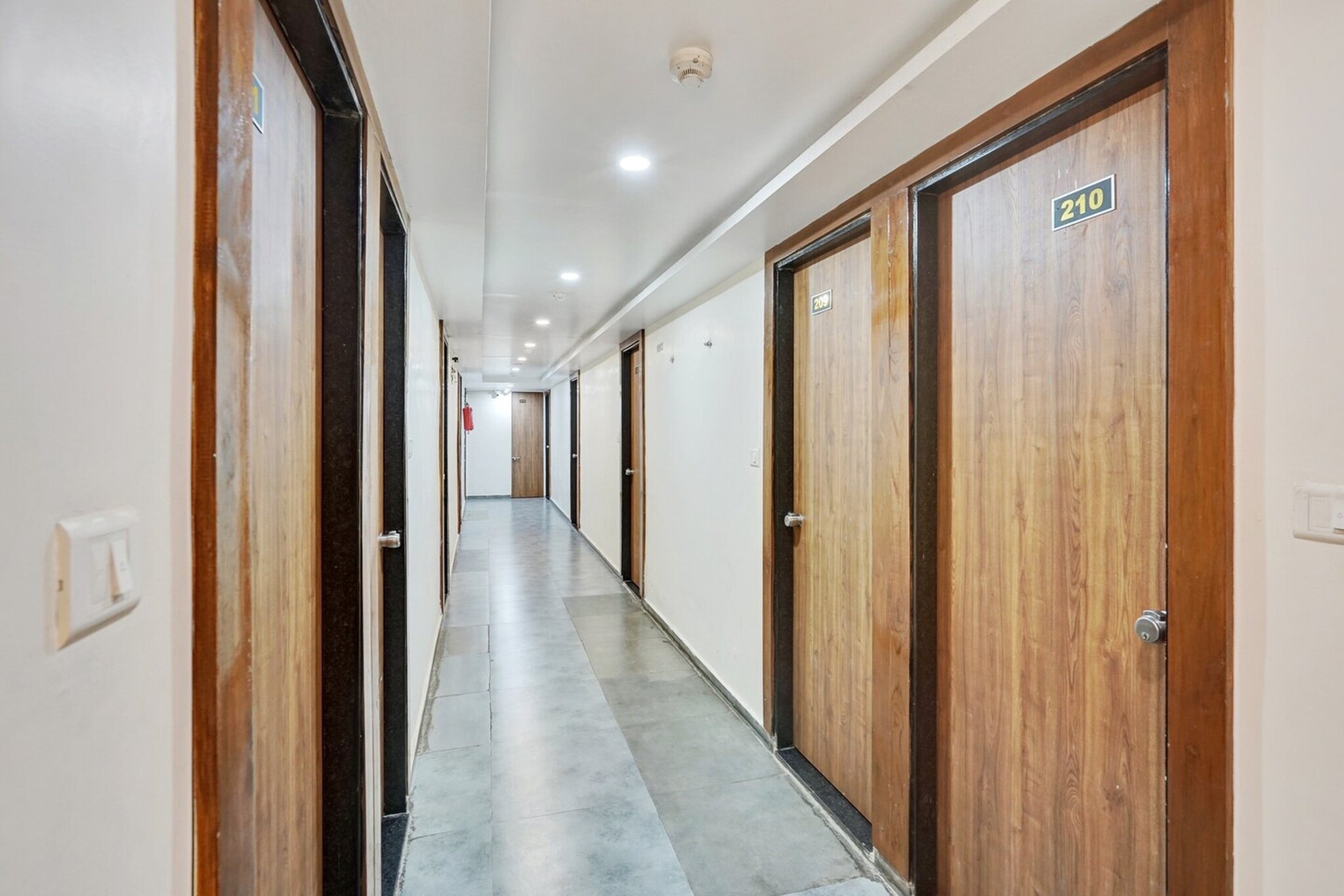 Ground floor: (bedroom(double bed, TV, seating area, air conditioning, Towels incl., telephone), bathroom(bathtub or shower, shower, washbasin, toilet, shampoo, body soap, hot water), parking, lift)