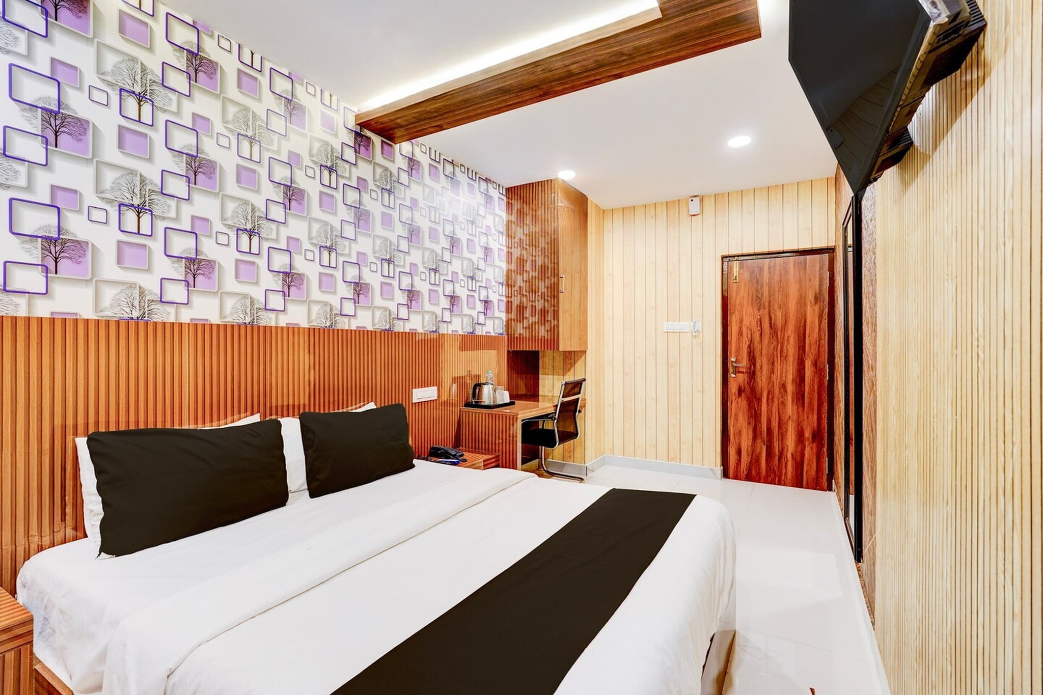 Comfortable Accommodations: Super Collection O Kundrathur Near Murugan Temple in Chennai offers family rooms with air-conditioning, private bathrooms, work desks, and seating areas. Each room includes free toiletries, a bath or shower, TV, and tiled floors.
Essential Facilities: Guests enjoy free WiFi throughout the property, a lift, 24-hour front desk, housekeeping service, room service, and luggage storage. Additional amenities include a work desk, seating area, and wardrobe.
Convenient Location: Located 7 km from Chennai International Airport, the hotel is near Madras Medical College (11 km), Chennai Trade Centre (13 km), and St. Thomas Mount (14 km). Other attractions include Arignar Anna Zoological Park (17 km) and Ma Chidambaram Stadium (24 km).
Unmarried couples are warmly welcome at this property.
Guests with local ID proof are warmly welcome.
Early Check-In Policy: A full day’s room rate will be charged for check-ins before 6:00 AM. Complimentary early check-in is available between 6:00 AM and 10:00 AM, subject to room availability.
Check-in is only available to guests aged 18 and above. Please provide a government-issued ID to confirm your age.