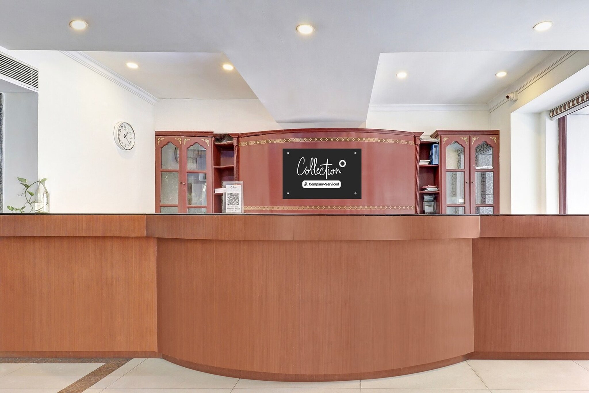 Ground floor: (bedroom(double bed, TV, seating area, air conditioning, Towels incl., telephone), bathroom(bathtub or shower, shower, washbasin, toilet, shampoo, body soap, hot water), parking)