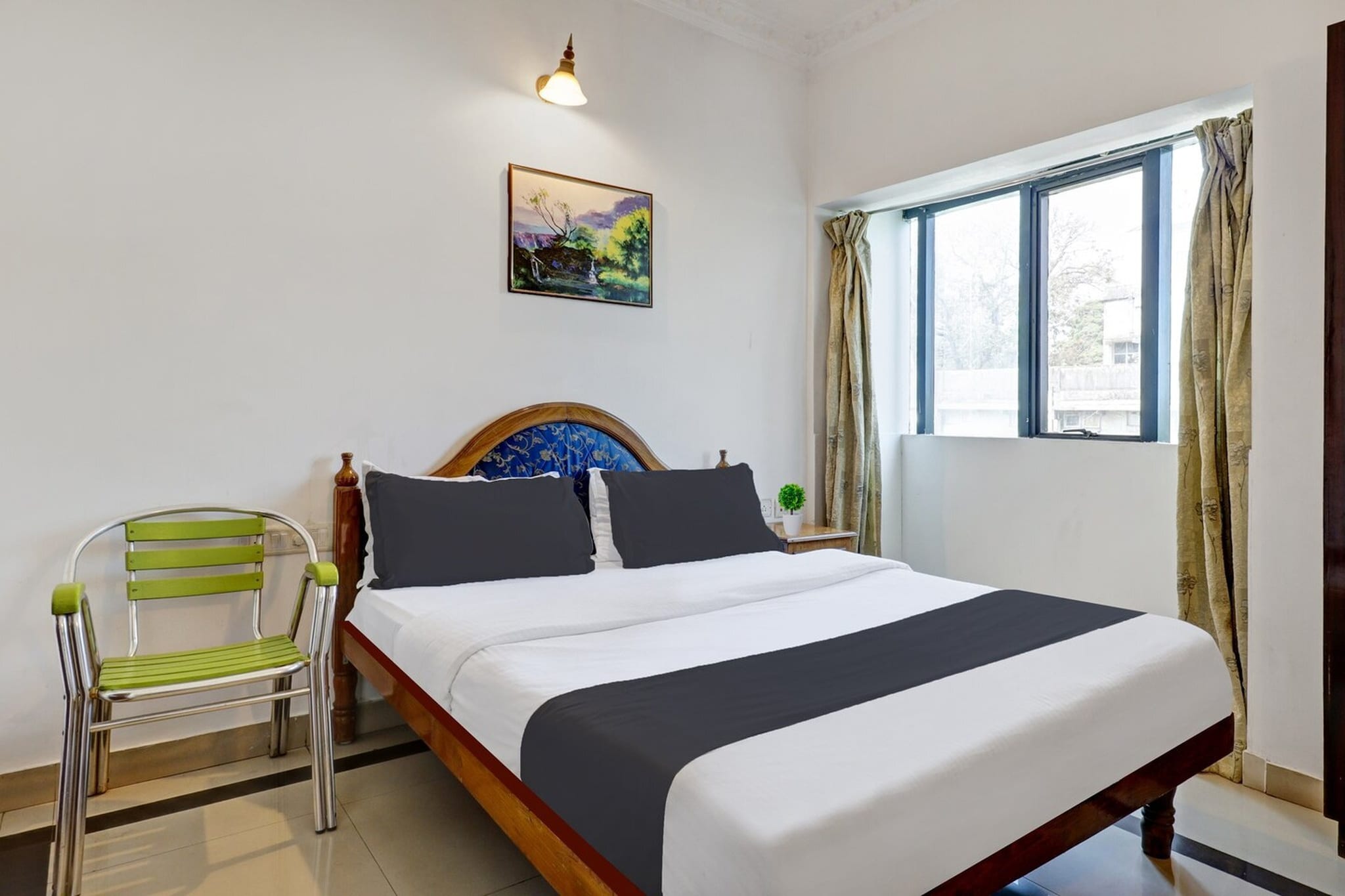 Comfortable Accommodations: Super Collection O M G Road in Trivandrum offers family rooms with air-conditioning, private bathrooms, work desks, and free WiFi throughout the property. Each room includes a seating area, TV, and free toiletries.

Convenient Facilities: Guests benefit from a lounge, lift, 24-hour front desk, housekeeping service, room service, meeting rooms, and luggage storage. Additional amenities include a work desk, TV, and wardrobe.

Prime Location: Located 4 km from Thiruvananthapuram International Airport, the hotel is near Kerala Secretariat (6-minute walk), Ayurvedic Medical College (600 metres), and Sree Padmanabhaswamy Temple (3 km). Guests appreciate the convenient 
location.


Unmarried couples are warmly welcome at this property.
Guests with local ID proof are warmly welcome.

Early Check-In Policy: A full day’s room rate will be charged for check-ins before 6:00 AM. Complimentary early check-in is available between 6:00 AM and 10:00 AM, subject to room availability.
Check-in is only available to guests aged 18 and above. Please provide a government-issued ID to confirm your age.
