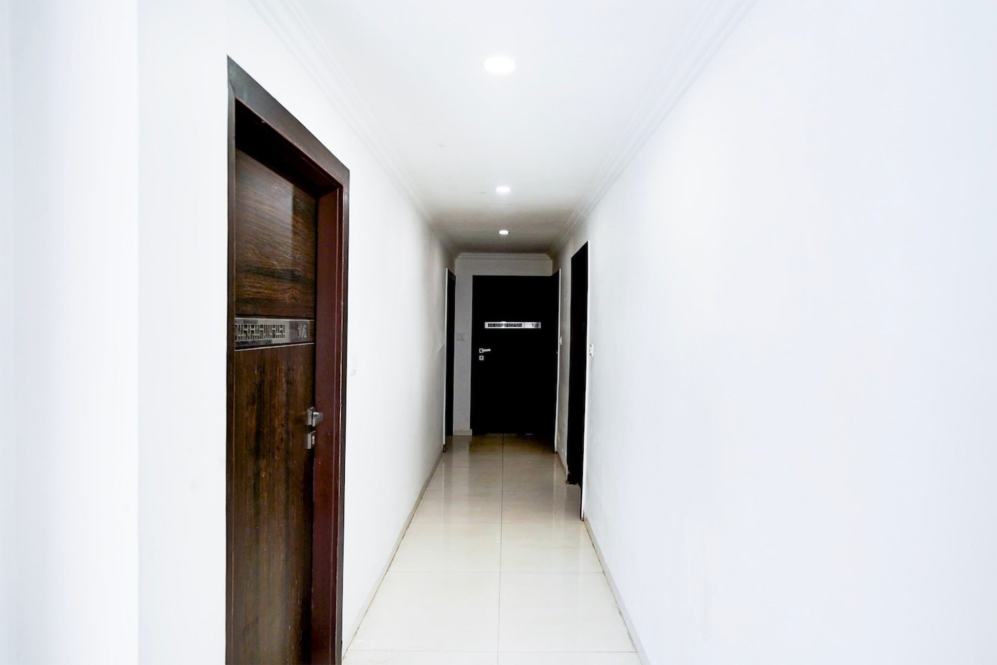 Ground floor: (bedroom(double bed, TV, seating area, air conditioning, Towels incl., telephone), bathroom(bathtub or shower, shower, washbasin, toilet, shampoo, body soap, hot water), parking, lift)