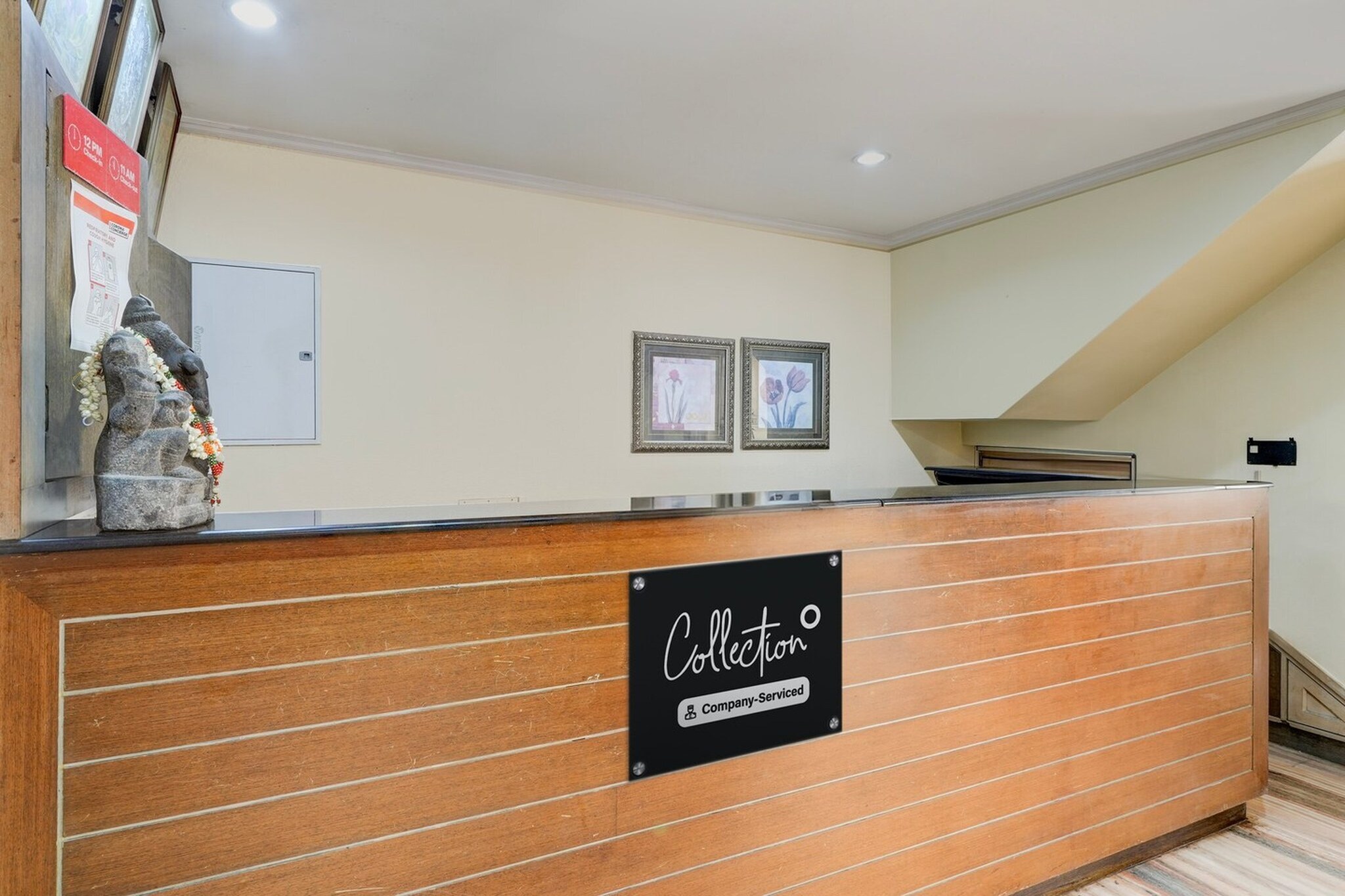 Ground floor: (bedroom(double bed, TV, seating area, air conditioning, Towels incl., telephone), bathroom(bathtub or shower, shower, washbasin, toilet, shampoo, body soap, hot water), parking, lift)