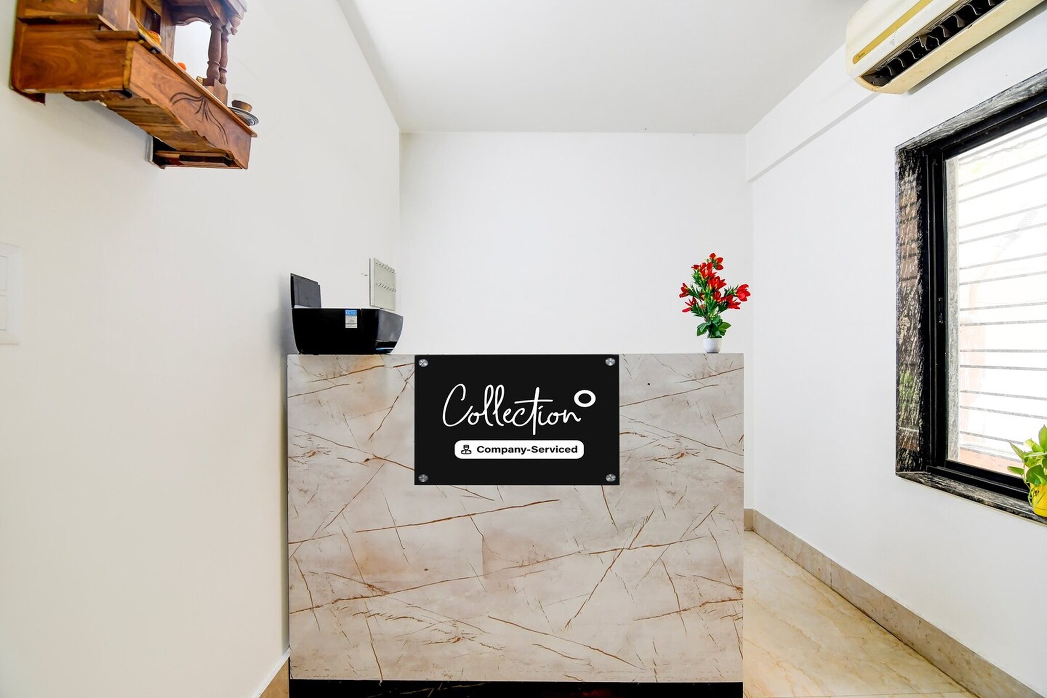 Ground floor: (bedroom(double bed, TV, seating area, air conditioning, Towels incl., telephone), bathroom(bathtub or shower, shower, washbasin, toilet, shampoo, body soap, hot water), parking)