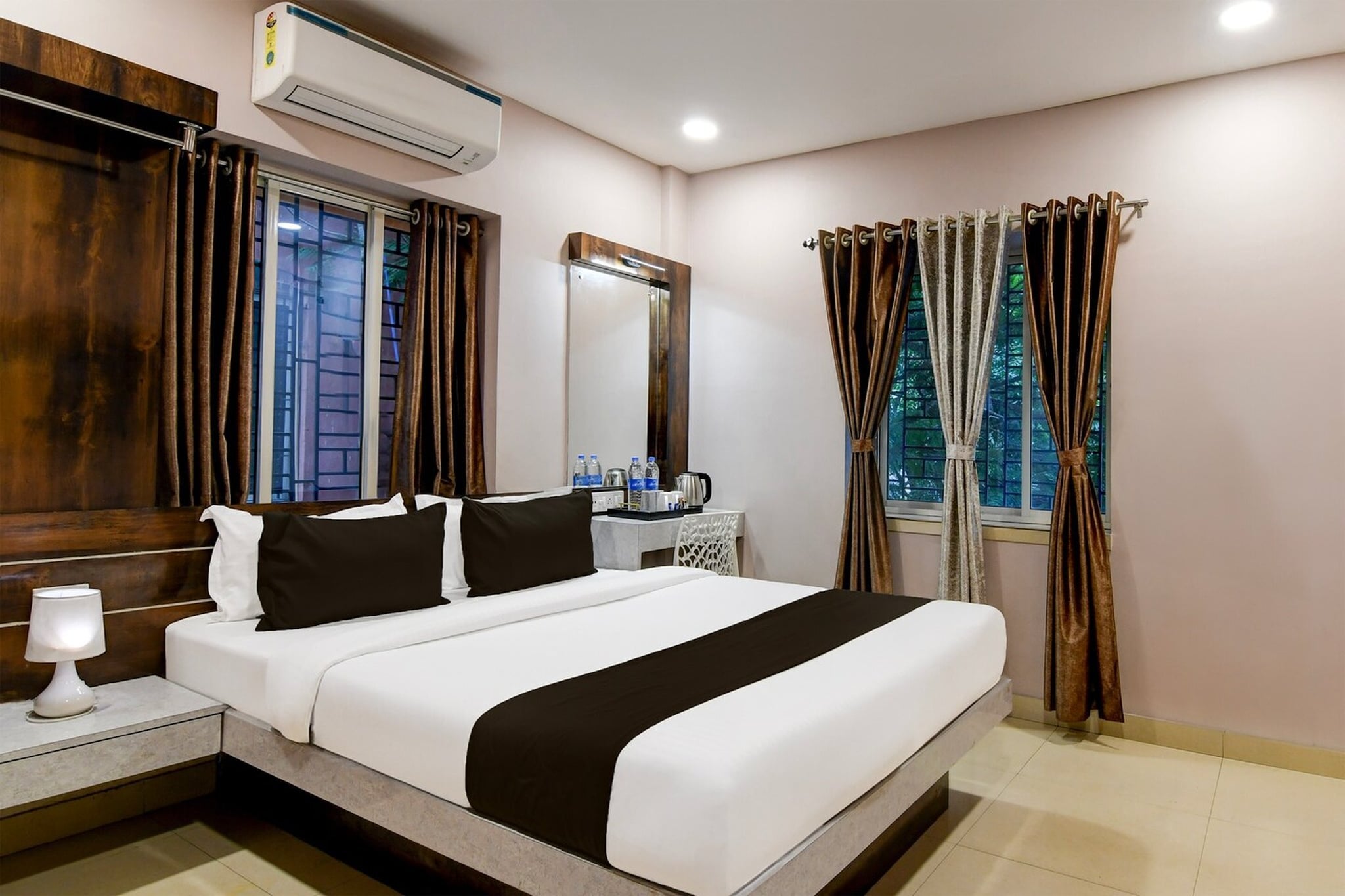 Comfortable Accommodations: Super Collection O New Town Near OM Sweets Formerly Shiva Inn in Kolkata offers family rooms with air-conditioning, private bathrooms, work desks, and free WiFi throughout the property.
Dining Experience: The family-friendly restaurant serves Indian cuisine in a welcoming ambience. Guests can also enjoy room service and a variety of dining options.
Convenient Facilities: The hotel features a lift, 24-hour front desk, and family rooms. Additional amenities include free toiletries, TV, and tiled floors.
Prime Location: Located 9 km from Netaji Subhash Chandra Bose International Airport, the hotel is near Dumdum Metro Station (13 km) and Sealdah Railway Station (14 km). Guests appreciate the attentive staff, room cleanliness, and convenient location.
Unmarried couples are warmly welcome at this property.
Guests with local ID proof are warmly welcome.
Apologies, but we are currently unable to host foreign nationals at this property.
Early Check-In Policy: A full day’s room rate will be charged for check-ins before 6:00 AM. Complimentary early check-in is available between 6:00 AM and 10:00 AM, subject to room availability.
Check-in is only available to guests aged 18 and above. Please provide a government-issued ID to confirm your age.