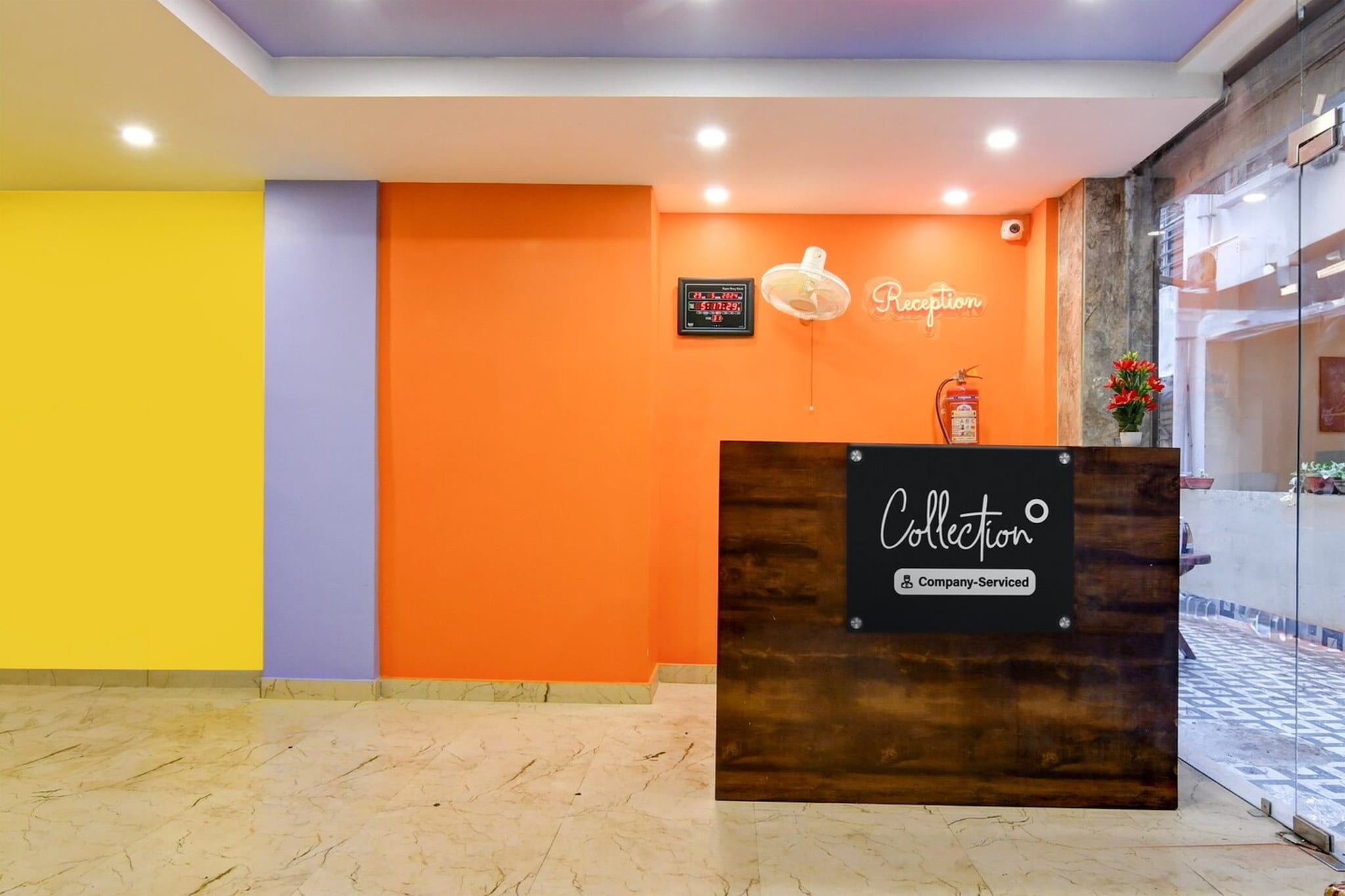 Ground floor: (bedroom(double bed, TV, seating area, air conditioning, Towels incl., telephone), bathroom(bathtub or shower, shower, washbasin, toilet, shampoo, body soap, hot water), parking)