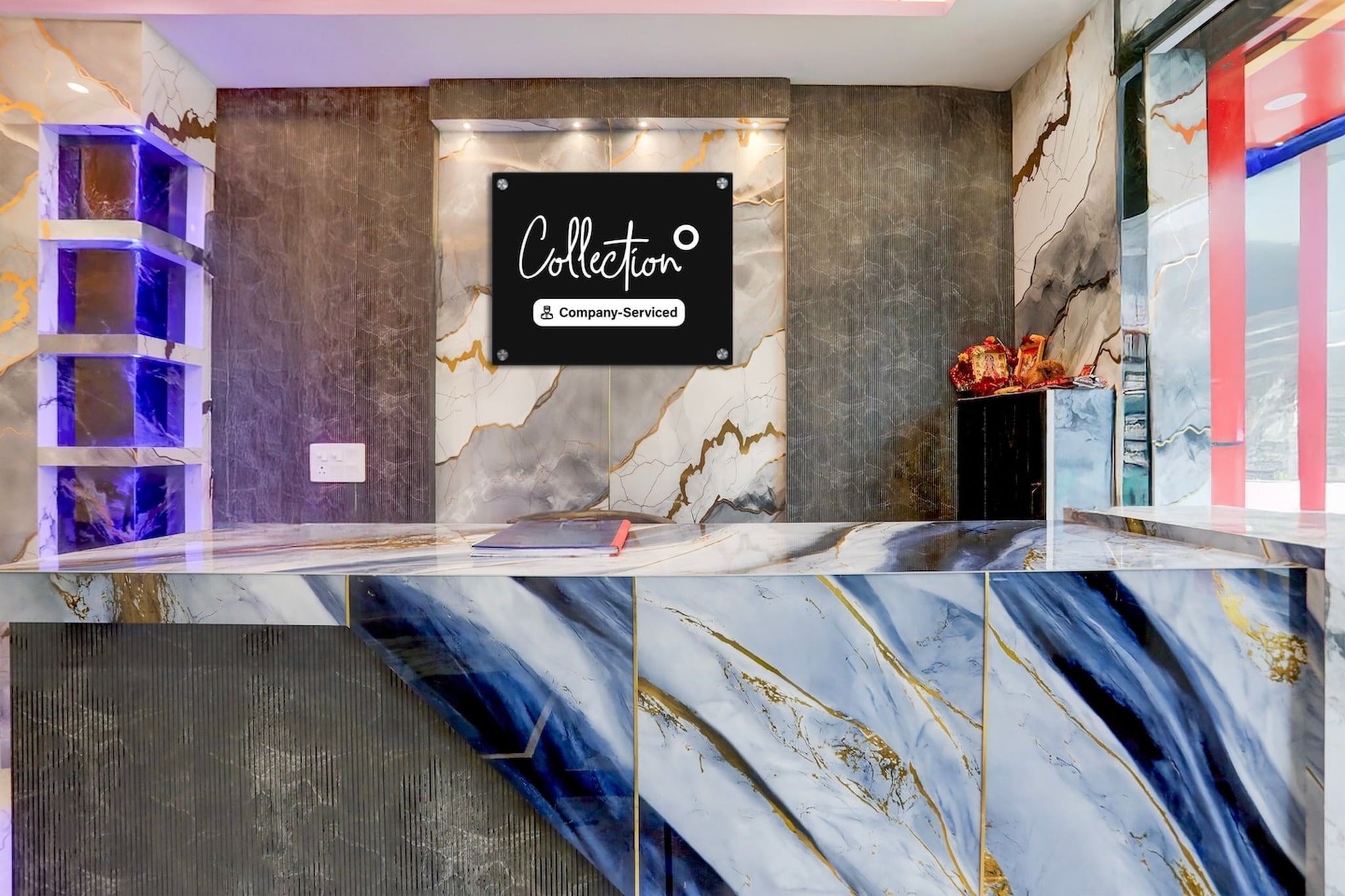 Ground floor: (bedroom(double bed, TV, seating area, air conditioning, Towels incl., telephone), bathroom(bathtub or shower, shower, washbasin, toilet, shampoo, body soap, hot water), parking)