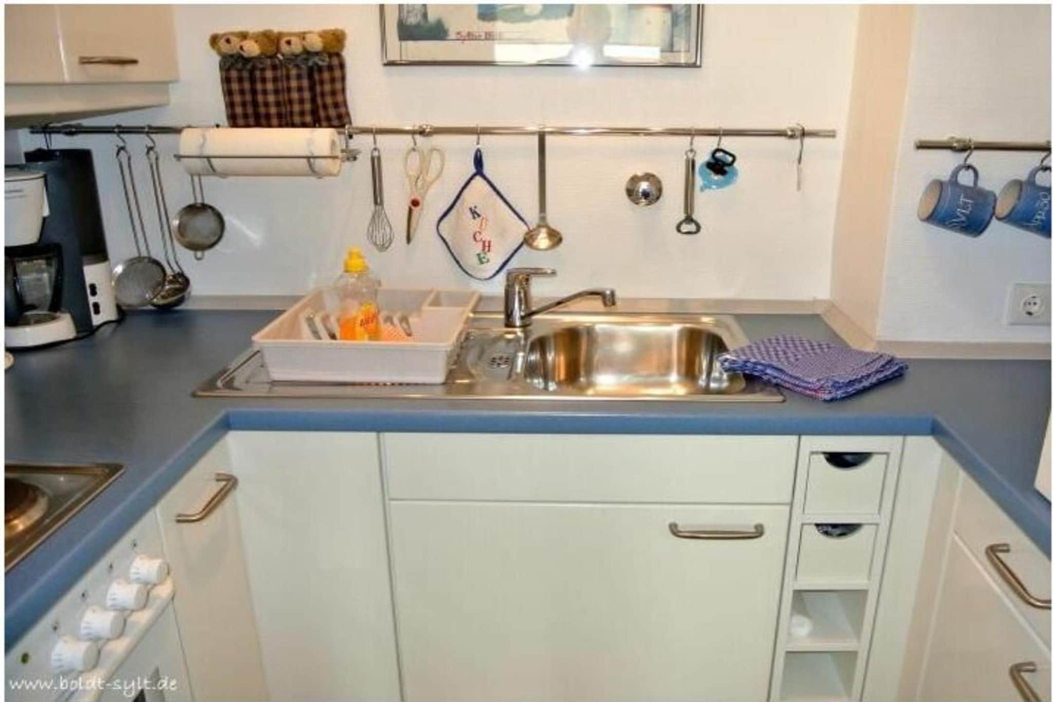 Apartment 30, Haus Dünenburg, sleeps 2 people
This 2-room apartment is located on the 3rd floor and has a south-facing balcony.
Kitchen
Fitted kitchen (no dishwasher)
4-burner stove
Oven, microwave
Living/dining room
Cable TV
Stereo/CD player
Balcony
Free Wi-Fi available (no guarantee)
Bedroom
Shower room with hairdryer
Parking space no. 30 behind the house
Note: For shorter booking periods, please check the calendar for follow-up bookings when making your inquiry.