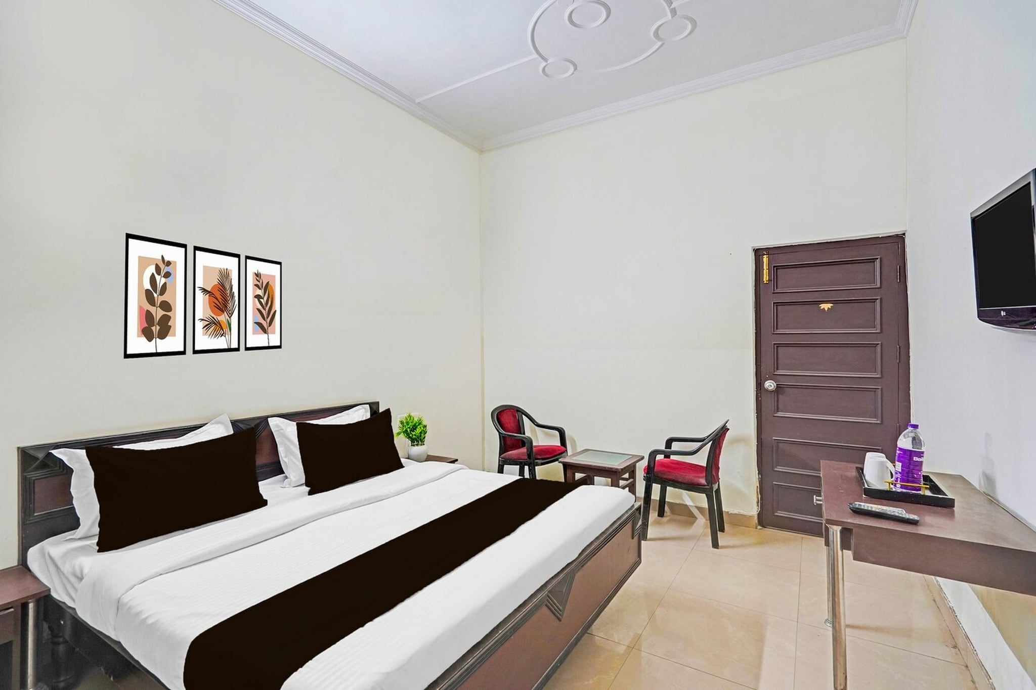 Comfortable Accommodations: Super Collection O Race Course Dehradun in Dehradun offers family rooms with air-conditioning and TV. Free WiFi is available throughout the property.
Convenient Facilities: Guests benefit from a 24-hour front desk, housekeeping service, room service, and luggage storage. Continental breakfast is served daily.
Prime Location: Located 21 km from Dehradun Airport, the hotel is a 19-minute walk from Dehradun Clock Tower and 2 km from Dehradun Station. Nearby attractions include Gun Hill Point (27 km) and Indian Military Academy (8 km).
Highly Rated by Guests: Guests appreciate the excellent service and comfortable accommodations, making it a preferred choice for stays in Dehradun.
Unmarried couples are warmly welcome at this property.
Guests with local ID proof are warmly welcome.
Apologies, but we are currently unable to host foreign nationals at this property.
Early Check-In Policy: A full dayç—´ room rate will be charged for check-ins before 6:00 AM. Complimentary early check-in is available between 6:00 AM and 10:00 AM, subject to room availability.
Check-in is only available to guests aged 18 and above. Please provide a government-issued ID to confirm your age.