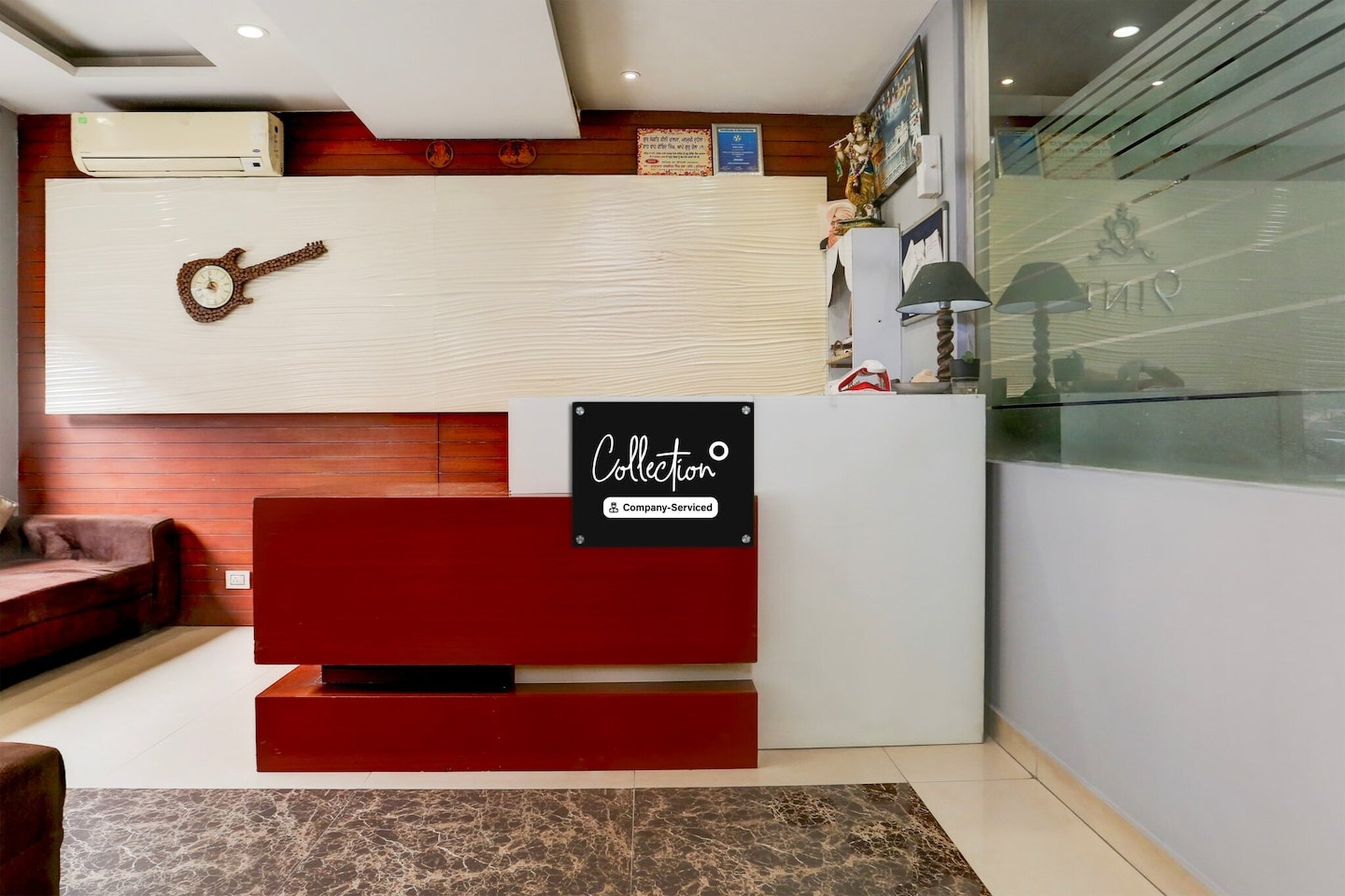 Ground floor: (bedroom(double bed, TV, seating area, air conditioning, Towels incl., telephone, Floor mattress), bathroom(bathtub or shower, shower, washbasin, toilet, shampoo, body soap, hot water), parking, lift)