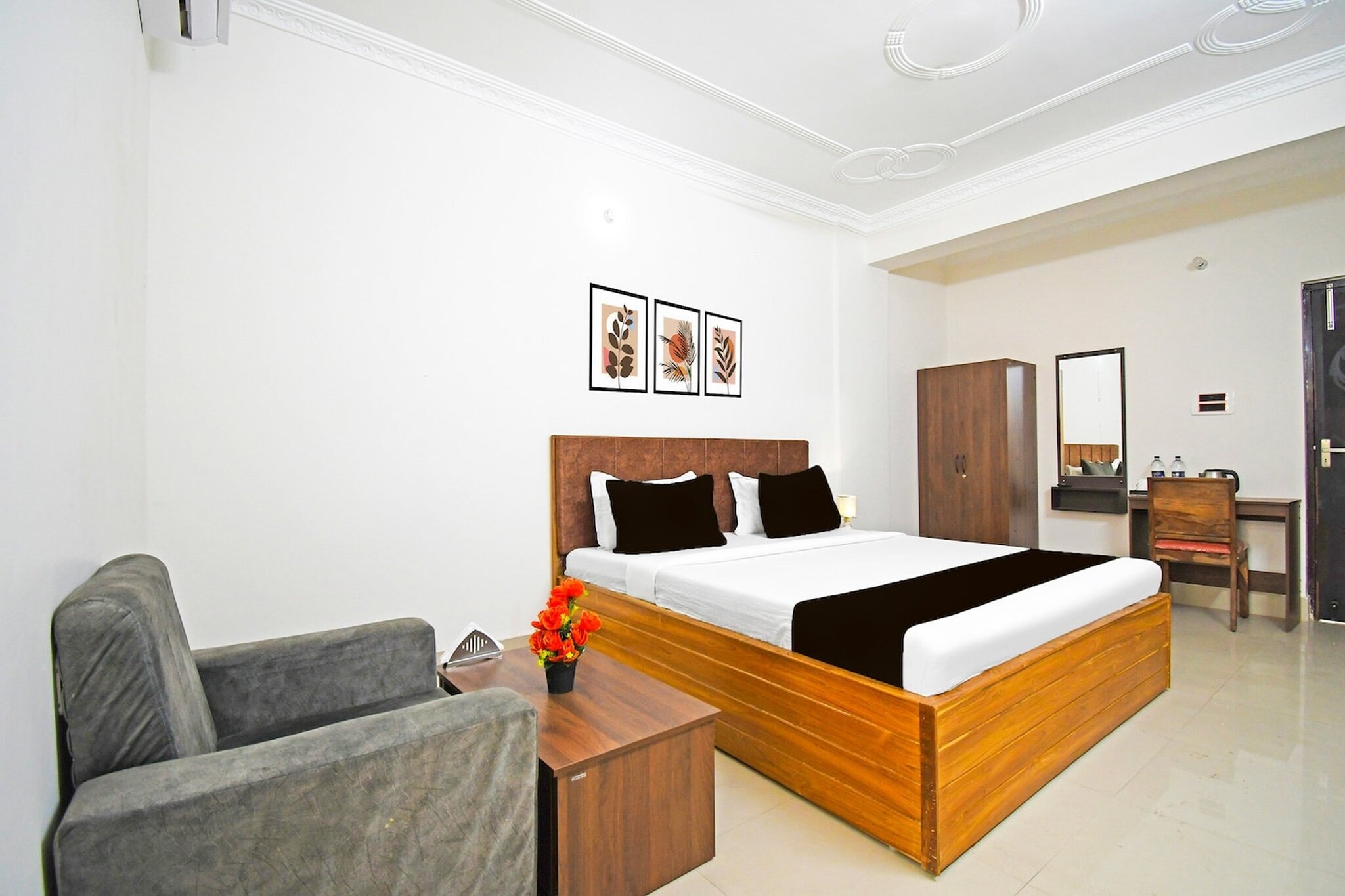 Comfortable Accommodations: Super Collection O Raja Bazar Bailey Road in Patna offers family rooms with air-conditioning, private bathrooms, work desks, and free toiletries. Each room includes a TV, wardrobe, and tiled floors.

Dining Experience: The family-friendly restaurant serves Indian cuisine for lunch and dinner. Guests can enjoy meals in a welcoming ambience, complemented by free WiFi throughout the property.

Convenient Facilities: The hotel features a lift, 24-hour front desk, housekeeping service, room service, and luggage storage. Additional amenities include a seating area and a work desk.

Location and Attractions: Located 7 km from Jay Prakash Narayan Airport and 8 km from Patna Railway Station, the hotel is surrounded by restaurants.

Unmarried couples are warmly welcome at this property.
Guests with local ID proof are warmly welcome.
Early Check-In Policy: A full day痴 room rate will be charged for check-ins before 6:00 AM. Complimentary early check-in is available between 6:00 AM and 10:00 AM, subject to room availability.
Check-in is only available to guests aged 18 and above. Please provide a government-issued ID to confirm your age.
