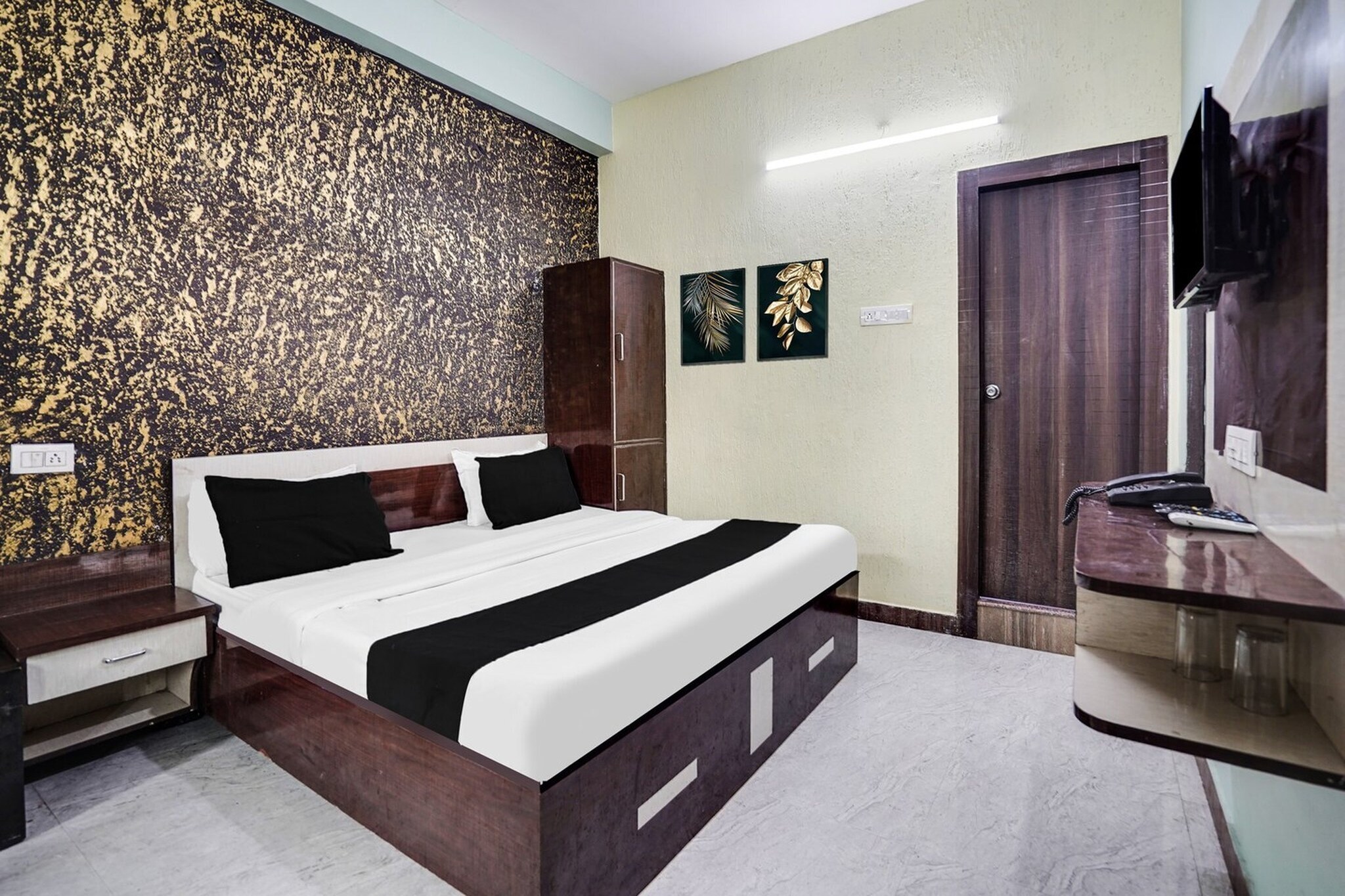 Comfortable Accommodations: Super Collection O Rajapur Circuit House in Prayagraj offers comfortable rooms with air-conditioning, TV, and free WiFi throughout the property.
Convenient Facilities: Guests enjoy a lift, shared kitchen, housekeeping service, and room service. The hotel provides a relaxing environment with amenities such as a shared lounge and a terrace.
Prime Location: Located 11 km from Allahabad Airport and 9 km from Phaphamau Junction, the hotel is highly rated for its attentive staff, room cleanliness, and comfort.
Unmarried couples are warmly welcome at this property.
Guests with local ID proof are warmly welcome.
Early Check-In Policy: A full day's room rate will be charged for check-ins before 6:00 AM. Complimentary early check-in is available between 6:00 AM and 10:00 AM, subject to room availability.
Check-in is only available to guests aged 18 and above. Please provide a government-issued ID to confirm your age.