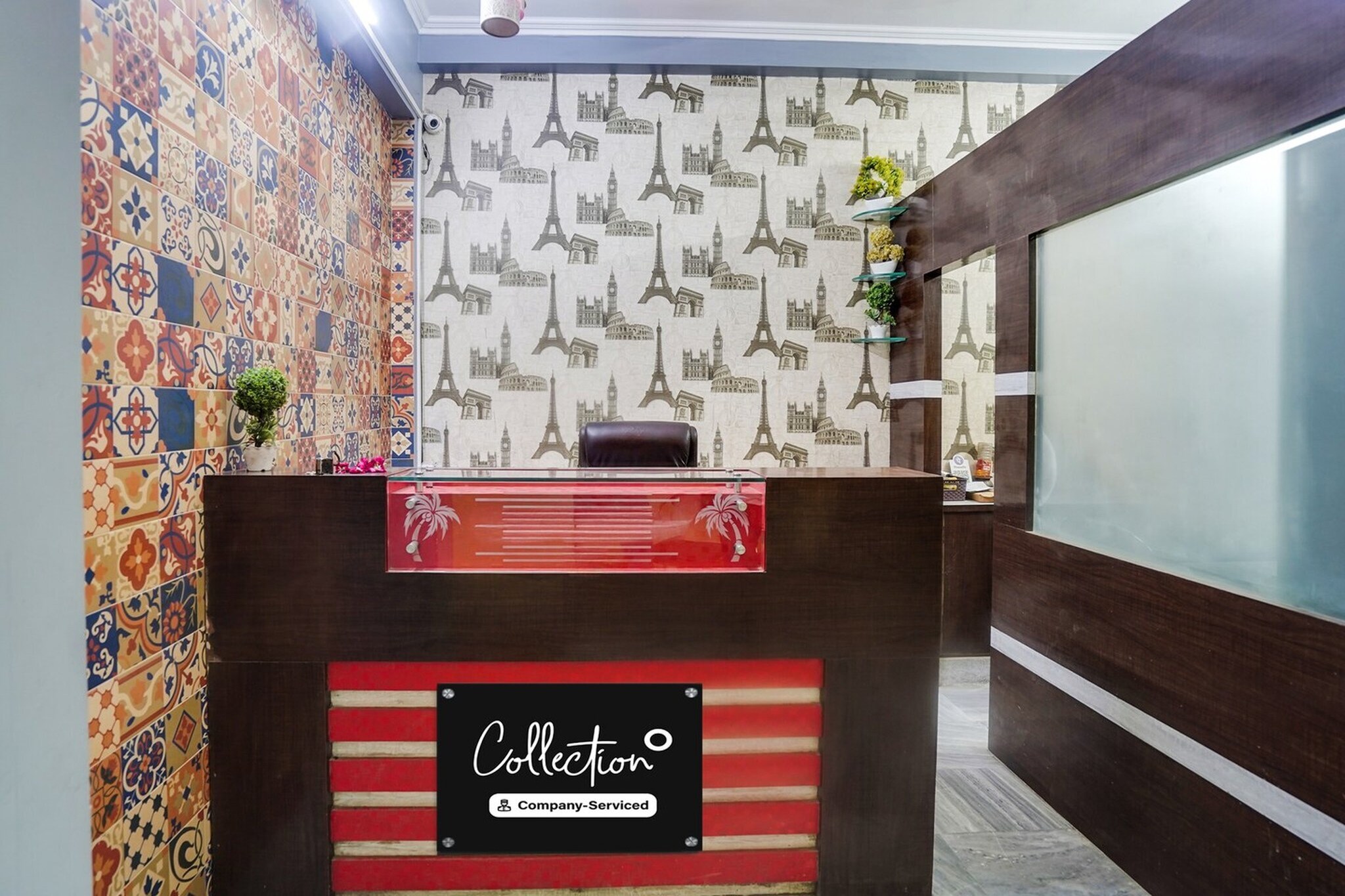 Ground floor: (bedroom(double bed, TV, seating area, air conditioning, Towels incl., telephone, Floor mattress), bathroom(bathtub or shower, shower, washbasin, toilet, shampoo, body soap, hot water), Parking, lift)