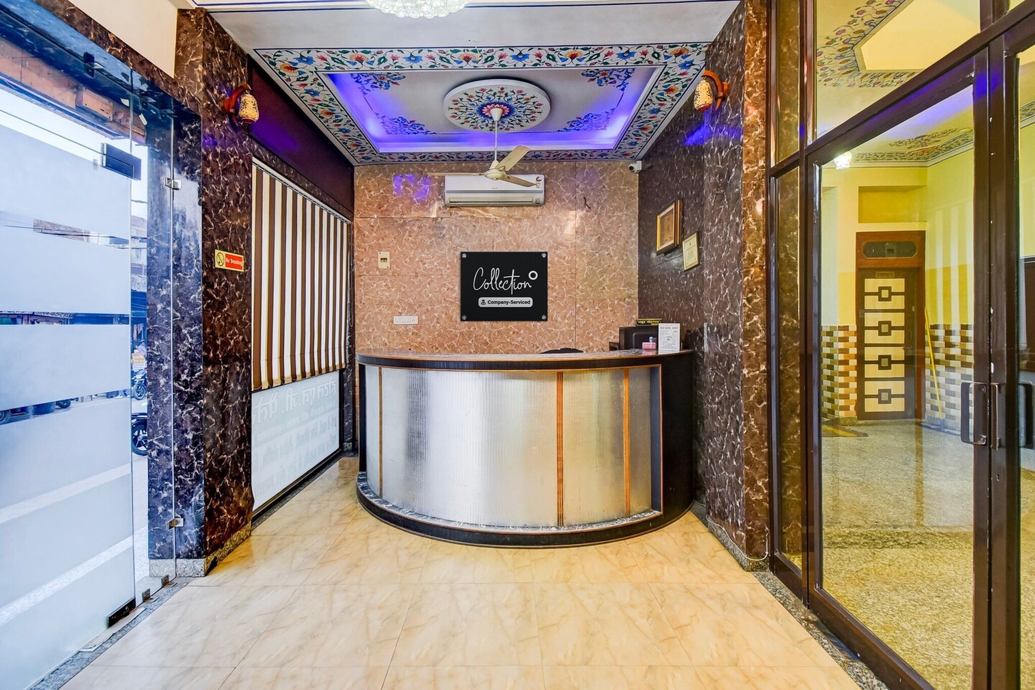 Ground floor: (bedroom(double bed, TV, seating area, air conditioning, Towels incl., telephone, Floor mattress), bathroom(bathtub or shower, shower, washbasin, toilet, shampoo, body soap, hot water), Parking, lift)