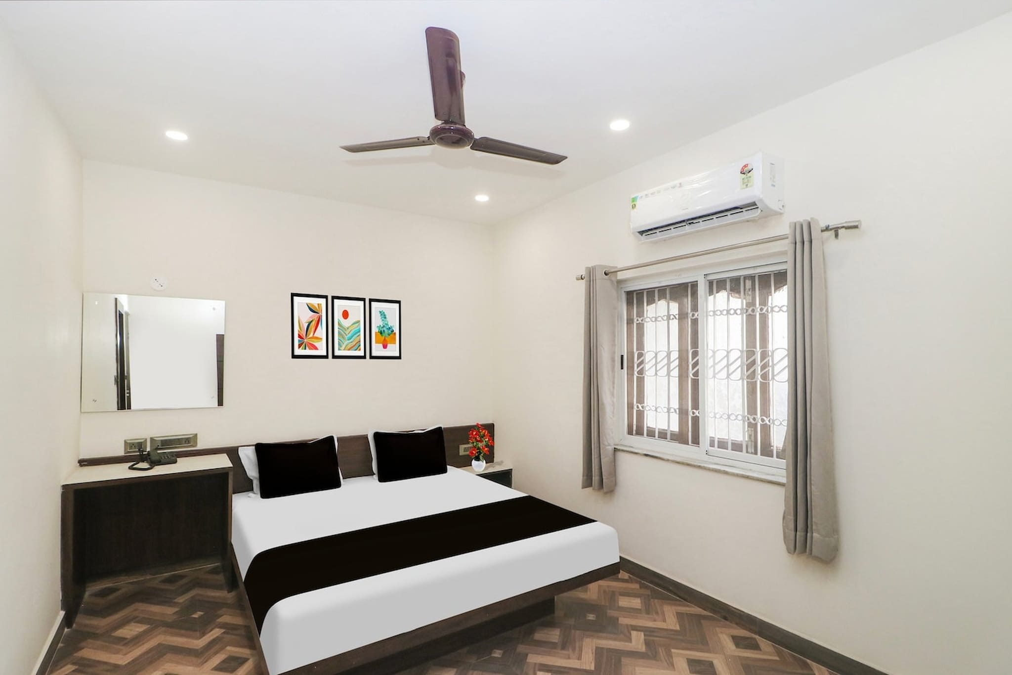 Comfortable Accommodations: Super Collection O Ranchi Station Road Near Gurudwara Formerly Hotel Galaxy in Ranchi offers family rooms with air-conditioning, private bathrooms, work desks, and free toiletries. Each room includes a TV, wardrobe, and tiled floors.

Dining Experience: The family-friendly restaurant serves Indian cuisine for lunch and dinner. Guests can enjoy meals in a welcoming ambience, complemented by free WiFi throughout the property.

Convenient Facilities: The hotel features a lift, 24-hour front desk, housekeeping service, room service, and luggage storage. Additional amenities include a seating area and a work desk.

Prime Location: Located 6 km from Birsa Munda Airport, the hotel is a 7-minute walk from Ranchi Railway Station. Nearby attractions include Gurudwara Formerly Hotel Galaxy and Ranchi Station Road.

Unmarried couples are warmly welcome at this property.	
Guests with local ID proof are warmly welcome.
Early Check-In Policy: A full day痴 room rate will be charged for check-ins before 6:00 AM. Complimentary early check-in is available between 6:00 AM and 10:00 AM, subject to room availability.
Check-in is only available to guests aged 18 and above. Please provide a government-issued ID to confirm your age.
