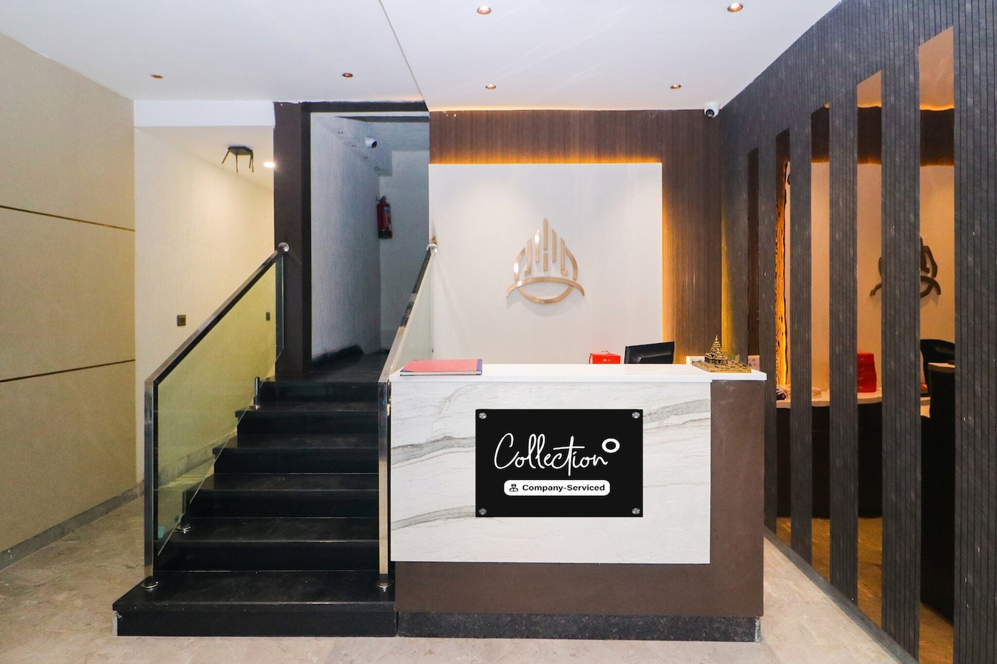 Ground floor: (bedroom(double bed, TV, seating area, air conditioning, Towels incl., telephone), bathroom(bathtub or shower, shower, washbasin, toilet, shampoo, body soap, hot water), Parking)