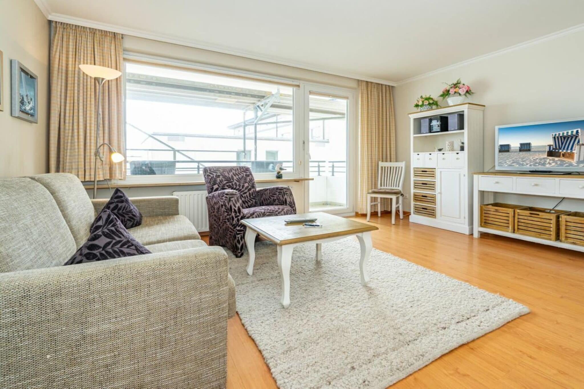 This 2-bedroom apartment is located on the 4th floor and has a south-facing balcony.
The kitchen is equipped with a dishwasher, a 4-burner ceramic hob, and an oven.
In the living/dining room, you can make yourself comfortable on the sofa with cable TV. Wi-Fi and flat-rate calls to German landlines are included (no guarantee).
The apartment also has a bedroom with a double bed and a shower room with a towel dryer and hairdryer.