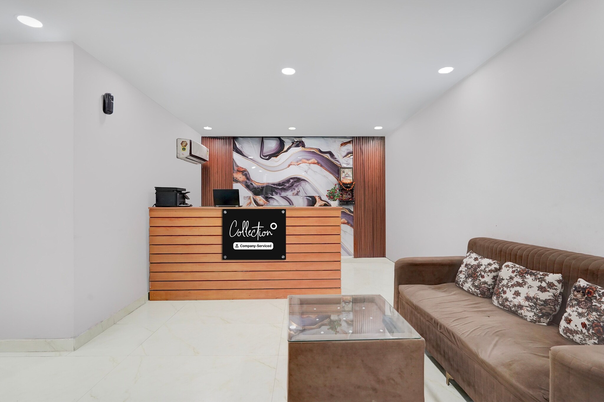 Ground floor: (bedroom(double bed, TV, seating area, air conditioning, Towels incl., telephone), bathroom(bathtub or shower, shower, washbasin, toilet, shampoo, body soap, hot water), parking, lift)