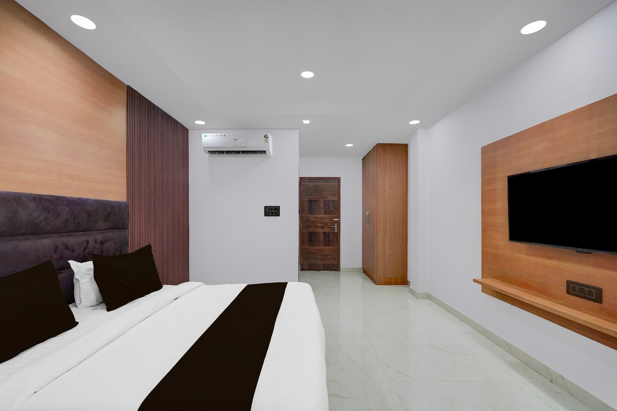 Comfortable Accommodations: Super Collection O Sector 18 Metro station in Noida offers family rooms with air-conditioning, private bathrooms, work desks, and free WiFi throughout the property.
Dining Experience: A family-friendly restaurant serves Indian cuisine for lunch and dinner in a welcoming ambience.
Convenient Facilities: Guests benefit from a lift, 24-hour front desk, housekeeping service, room service, and luggage storage.
Nearby Attractions: Located 19 km from Hindon Airport, the hotel is close to Swaminarayan Akshardham (9 km), Humayun's Tomb (11 km), and India Gate (15 km).
Unmarried couples are warmly welcome at this property.
Guests with local ID proof are warmly welcome.
Early Check-In Policy: A full day痴 room rate will be charged for check-ins before 6:00 AM. Complimentary early check-in is available between 6:00 AM and 10:00 AM, subject to room availability.
Check-in is only available to guests aged 18 and above. Please provide a government-issued ID to confirm your age.