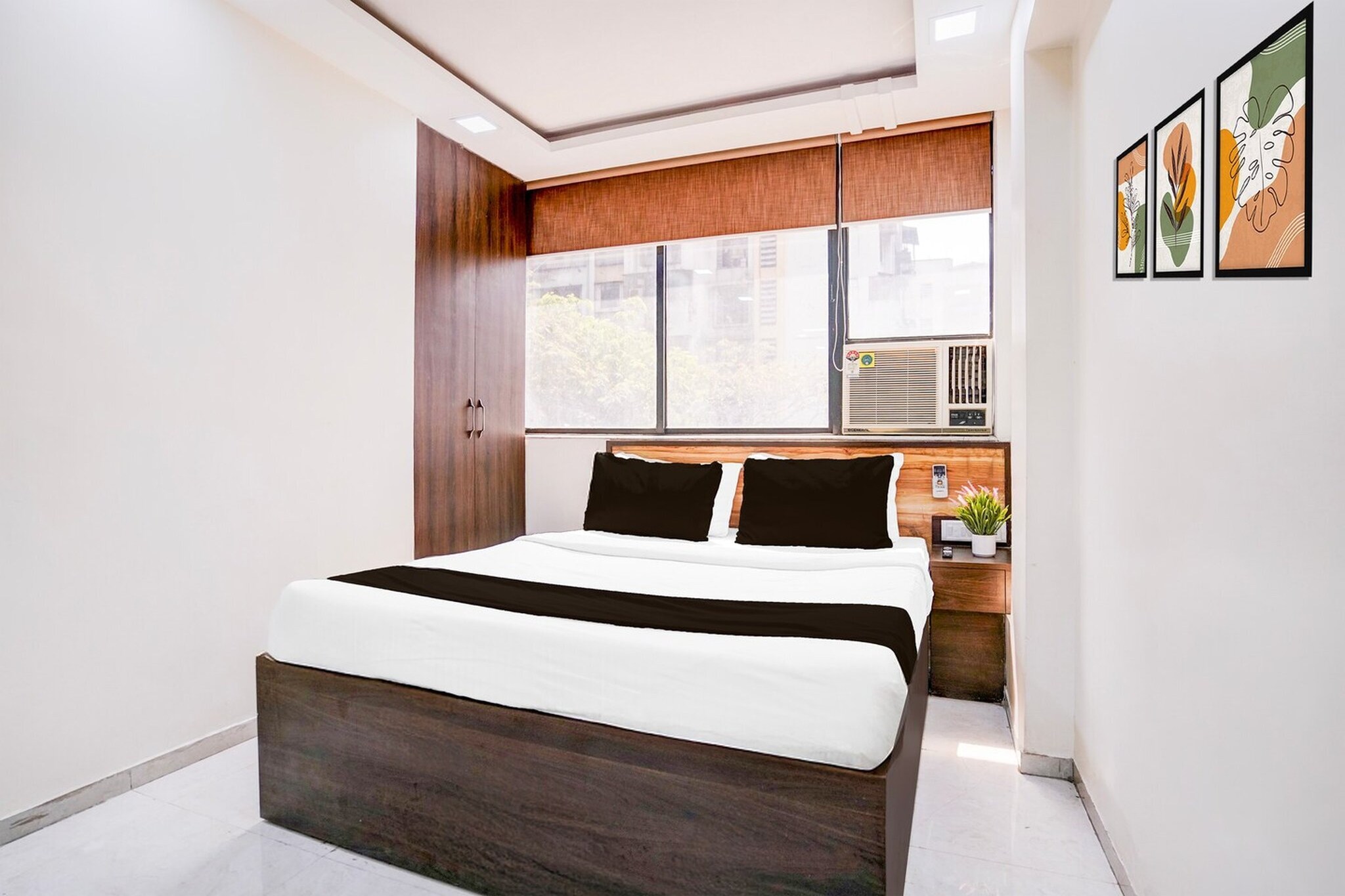 Comfortable Accommodations: Super Collection O Sector 5 Sanpada Formerly Opal Comforts in Navi Mumbai offers family rooms with air-conditioning, private bathrooms, work desks, and free WiFi throughout the property.
Convenient Facilities: Guests benefit from a lift, 24-hour front desk, housekeeping service, room service, and luggage storage. Additional amenities include free toiletries, bath or shower, TV, and tiled floors.
Dining Options: A variety of breakfast options are available, including continental, vegetarian, vegan, and kosher.
Prime Location: Located 20 km from Chhatrapati Shivaji International Airport and near attractions such as Phoenix Market City Mall (20 km) and Dadar Railway Station (24 km). Guests appreciate the attentive staff and comfortable rooms.
Unmarried couples are warmly welcome at this property.
Guests with local ID proof are warmly welcome.
Early Check-In Policy: A full dayç—´ room rate will be charged for check-ins before 6:00 AM. Complimentary early check-in is available between 6:00 AM and 10:00 AM, subject to room availability.
Check-in is only available to guests aged 18 and above. Please provide a government-issued ID to confirm your age.