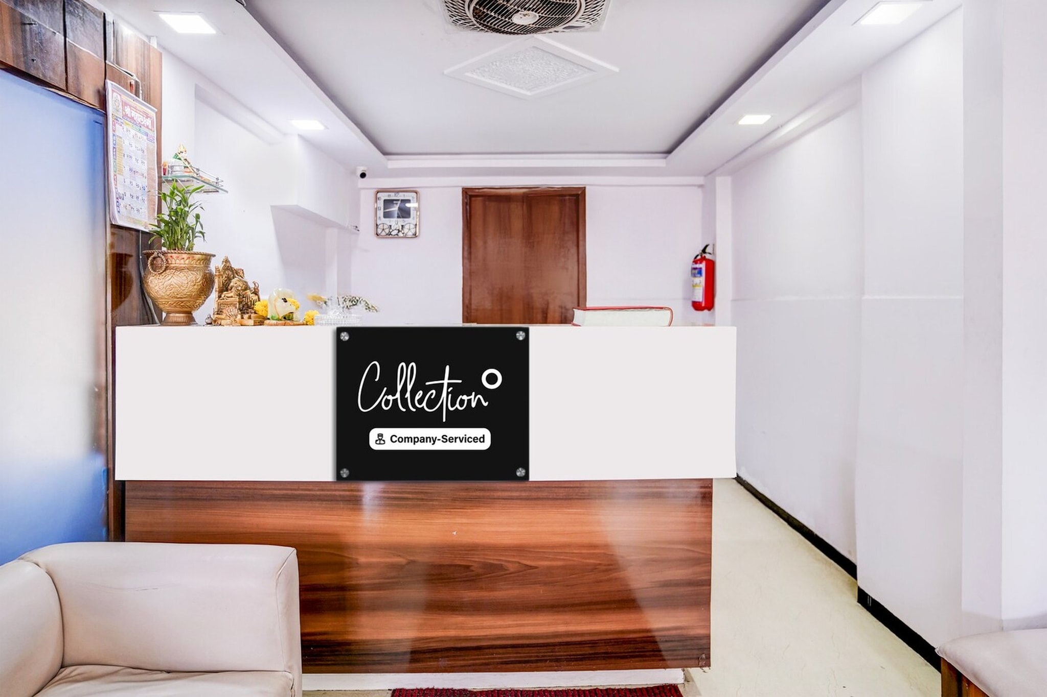 Ground floor: (bedroom(double bed, TV, seating area, air conditioning, Towels incl., telephone, Floor mattress), bathroom(bathtub or shower, shower, washbasin, toilet, shampoo, body soap, hot water), parking)