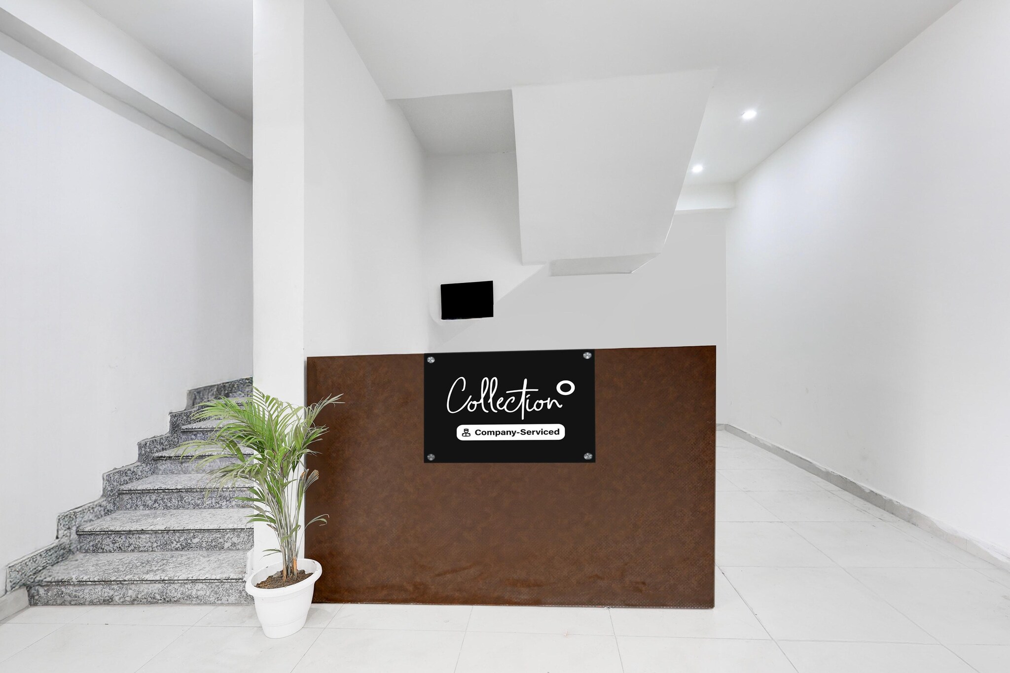Ground floor: (bedroom(double bed, TV, seating area, air conditioning, Towels incl., telephone), bathroom(bathtub or shower, shower, washbasin, toilet, shampoo, body soap, hot water), parking)