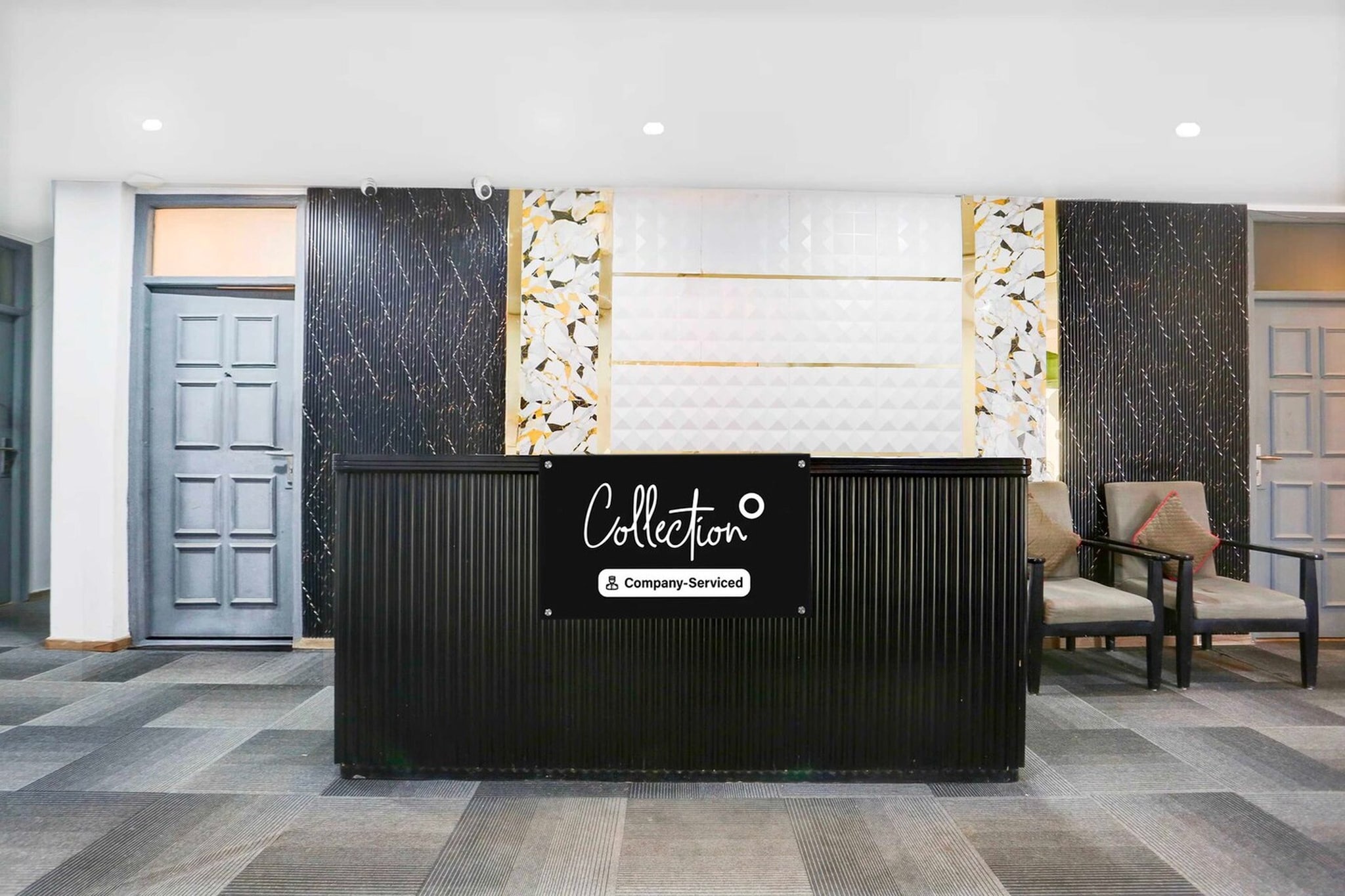 Ground floor: (bedroom(double bed, TV, seating area, air conditioning, Towels incl., telephone), bathroom(bathtub or shower, shower, washbasin, toilet, shampoo, body soap, hot water), lift)