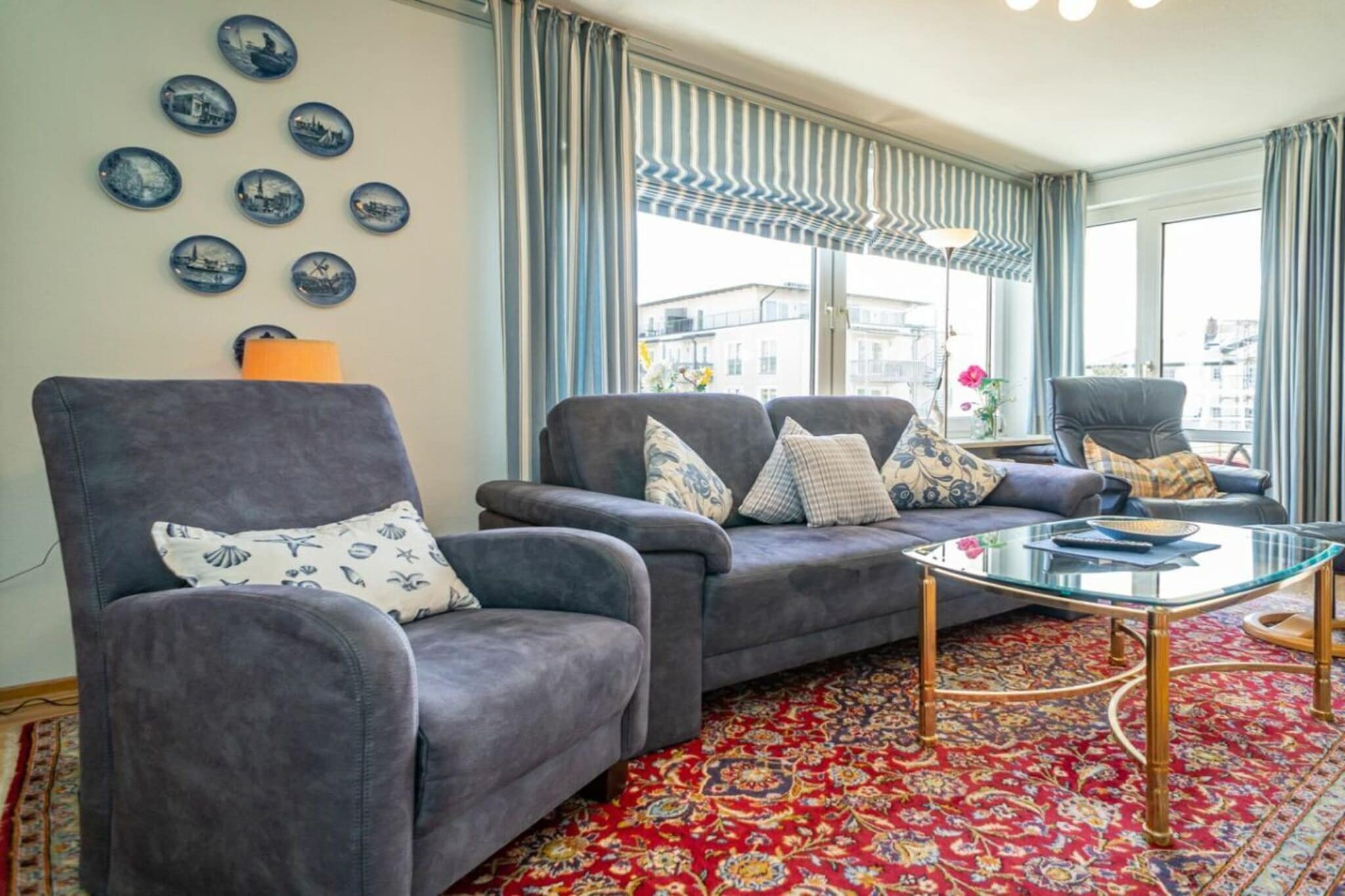 This 2-room apartment (approx. 55 sqm) with an open-plan kitchen is located on the 1st floor and has an east-facing balcony.
The apartment features a living room, a kitchen, a separate bedroom with a double bed, and a bathroom with a shower, a towel dryer, and a hairdryer.
The kitchen includes a microwave, a dishwasher, and a 4-burner ceramic hob.
For entertainment, the living/dining room features cable TV and a stereo/CD player. Telephone and Wi-Fi are included.