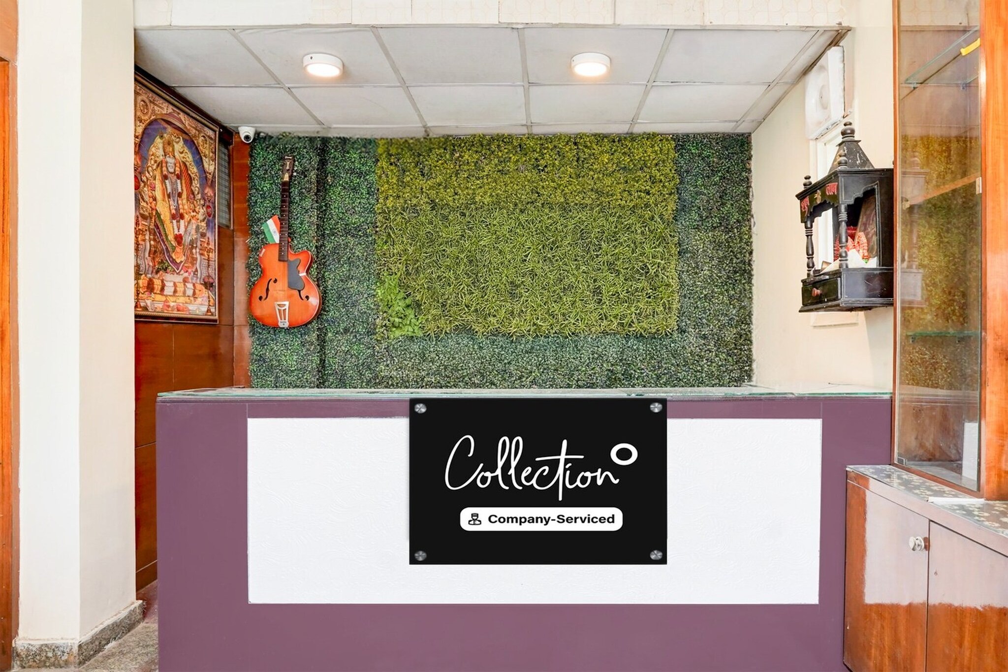 Ground floor: (bedroom(double bed, TV, seating area, air conditioning, Towels incl., telephone), bathroom(bathtub or shower, shower, washbasin, toilet, shampoo, body soap, hot water), Parking)