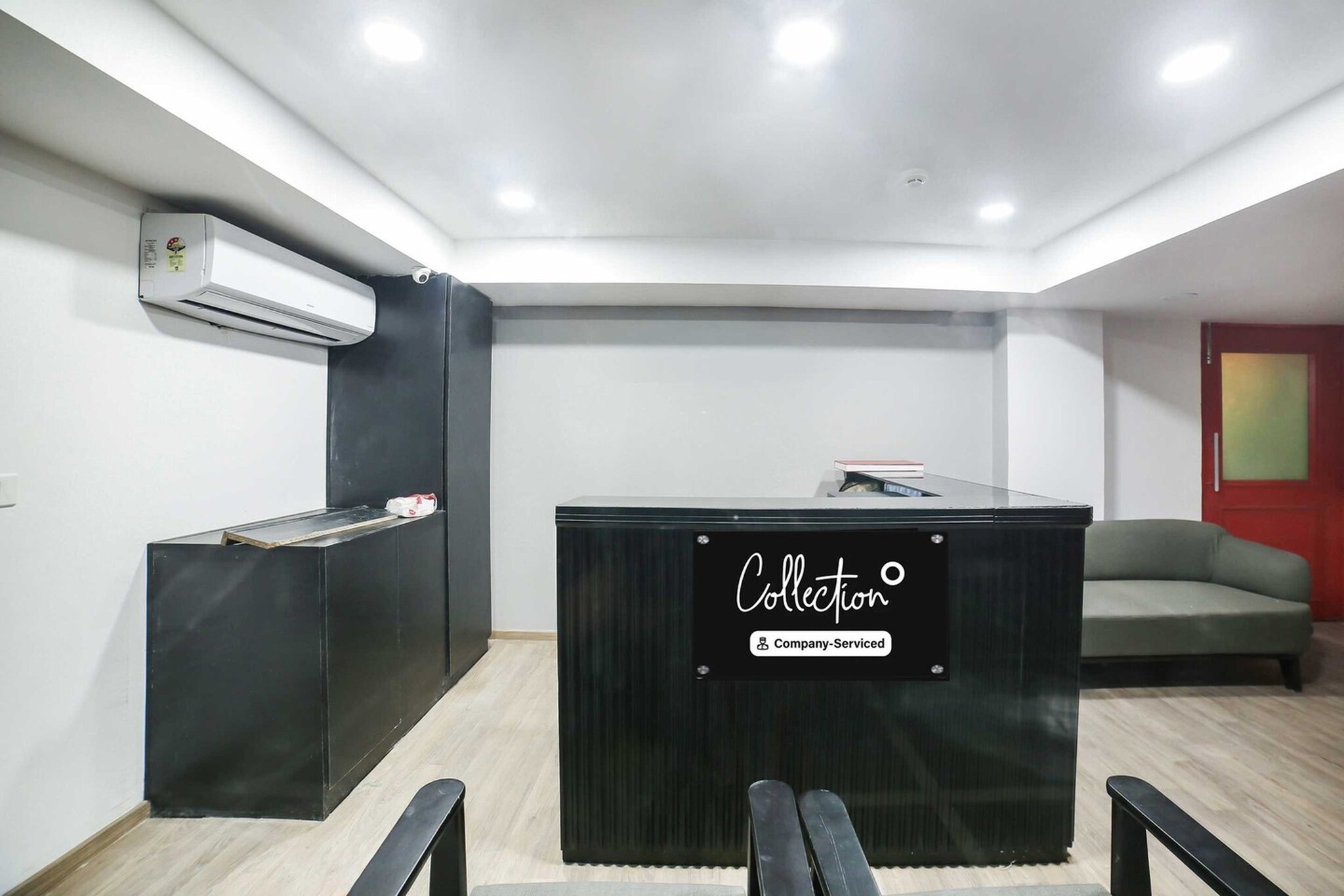 Ground floor: (bedroom(double bed, TV, seating area, air conditioning, Towels incl., telephone), bathroom(bathtub or shower, shower, washbasin, toilet, shampoo, body soap, hot water), Parking, lift)