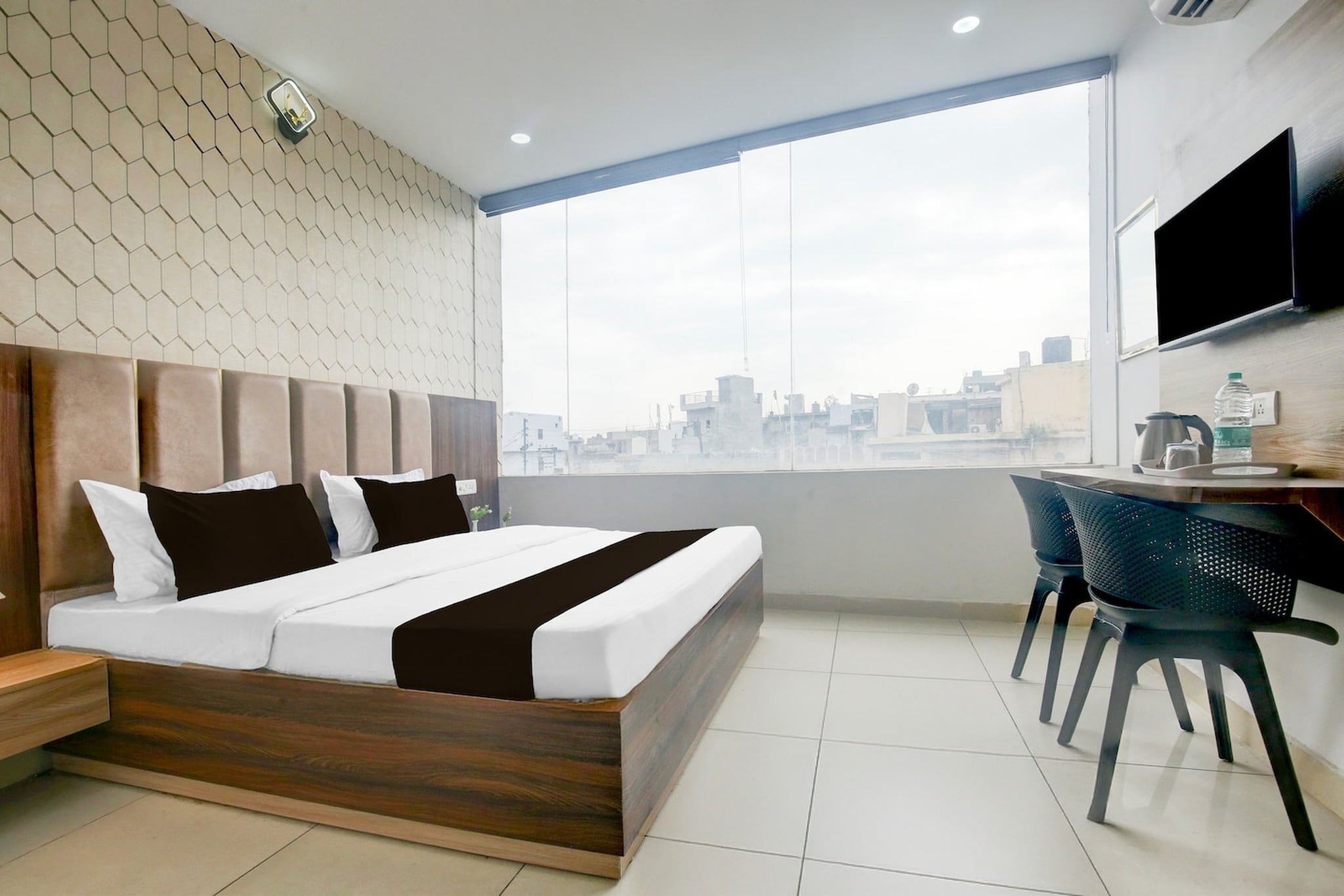 Located in Ludhiana, Punjab region, Super Collection O Sherpur Road Near Mohan Dai Oswal Hospital is set 6.2 km from Ludhiana Junction Railway Station. Among the facilities at this property are room service and a 24-hour front desk, along with free WiFi throughout the property. The hotel features family rooms.

Guest rooms at the hotel are equipped with a seating area, a flat-screen TV with satellite channels and a private bathroom with free toiletries and a bath or shower. The units at Super Collection O Sherpur Road Near Mohan Dai Oswal Hospital include air conditioning and a desk.

Ludhiana Airport is 7 km away.

Unmarried couples are warmly welcome at this property.
                 
Guests with local ID proof are warmly welcome.
Early Check-In Policy: A full dayç—´ room rate will be charged for check-ins before 6:00 AM. Complimentary early check-in is available between 6:00 AM and 10:00 AM, subject to room availability.
Check-in is only available to guests aged 18 and above. Please provide a government-issued ID to confirmÂ yourÂ age.