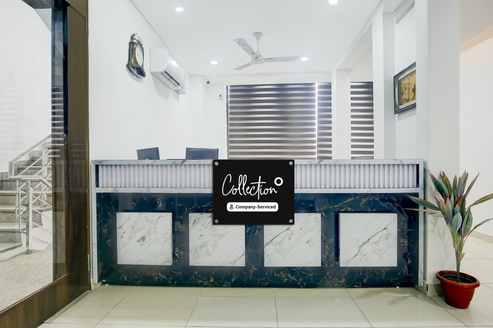 Ground floor: (bedroom(double bed, TV, seating area, air conditioning, Towels incl., telephone), bathroom(bathtub or shower, shower, washbasin, toilet, shampoo, body soap, hot water), Parking, lift)