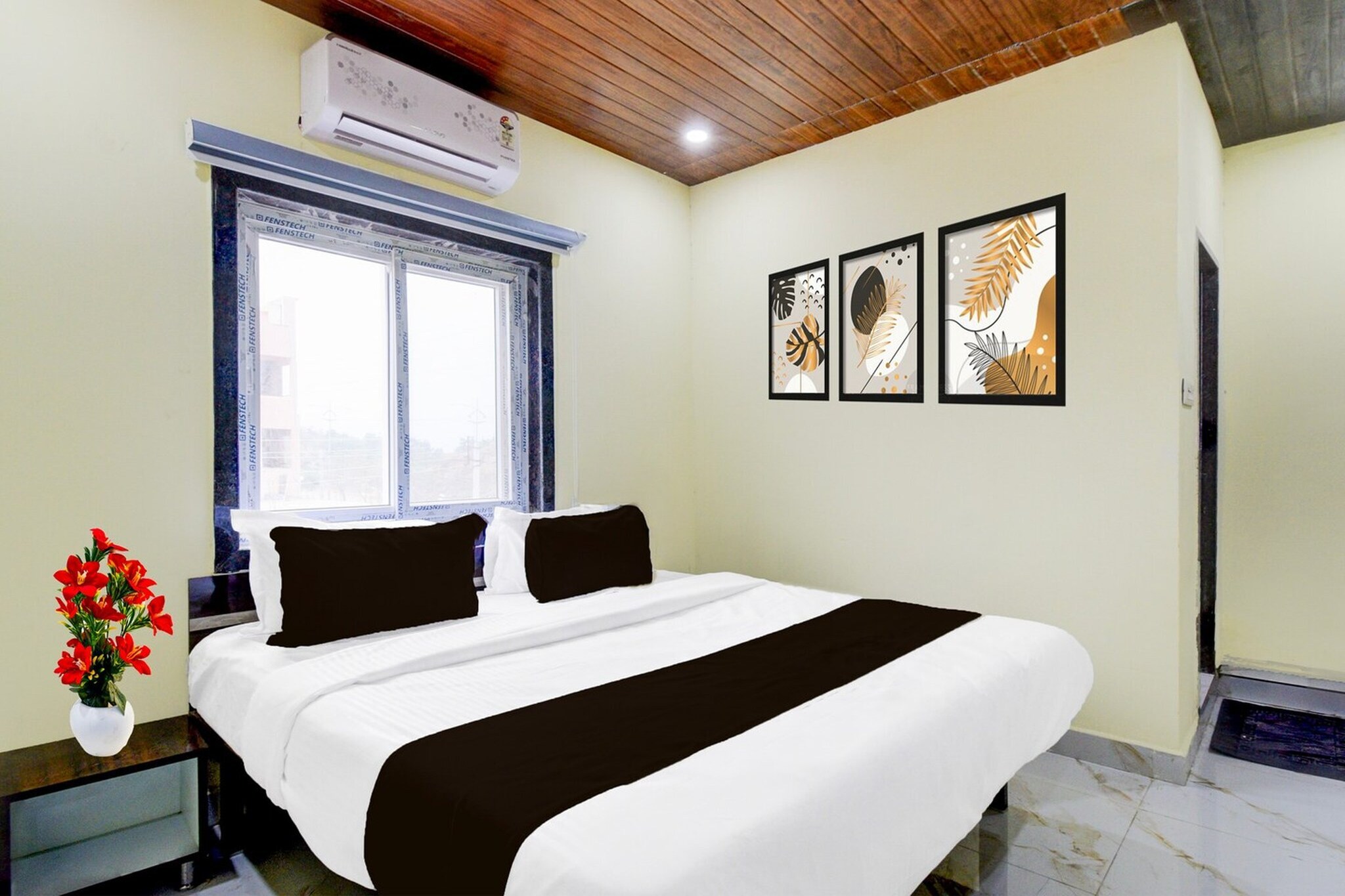 Comfortable Accommodations: Super Collection O Srisailam Highway in Hyderabad offers family rooms with air-conditioning, private bathrooms, work desks, and seating areas. Each room includes free toiletries, bath or shower, TV, tiled floors, and a wardrobe.
Essential Facilities: Guests enjoy free WiFi throughout the property, a 24-hour front desk, housekeeping service, room service, and luggage storage. The hotel provides continental and à la carte breakfast options.
Convenient Location: Located 5 km from Rajiv Gandhi International Airport, the hotel is near attractions such as Chowmahalla Palace (13 km), Mecca Masjid (13 km), Charminar (14 km), and Golkonda Fort (22 km).
Unmarried couples are warmly welcome at this property.
Guests with local ID proof are warmly welcome.
Early Check-In Policy: A full day痴 room rate will be charged for check-ins before 6:00 AM. Complimentary early check-in is available between 6:00 AM and 10:00 AM, subject to room availability.
Check-in is only available to guests aged 18 and above. Please provide a government-issued ID to confirm your age.