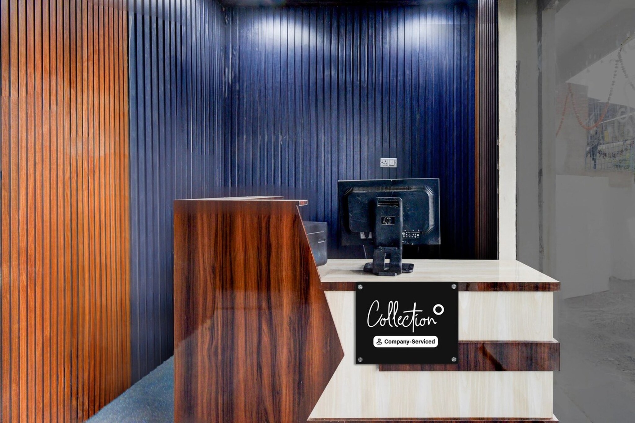 Ground floor: (bedroom(double bed, TV, seating area, air conditioning, Towels incl., telephone), bathroom(bathtub or shower, shower, washbasin, toilet, shampoo, body soap, hot water), Parking, lift, iron)