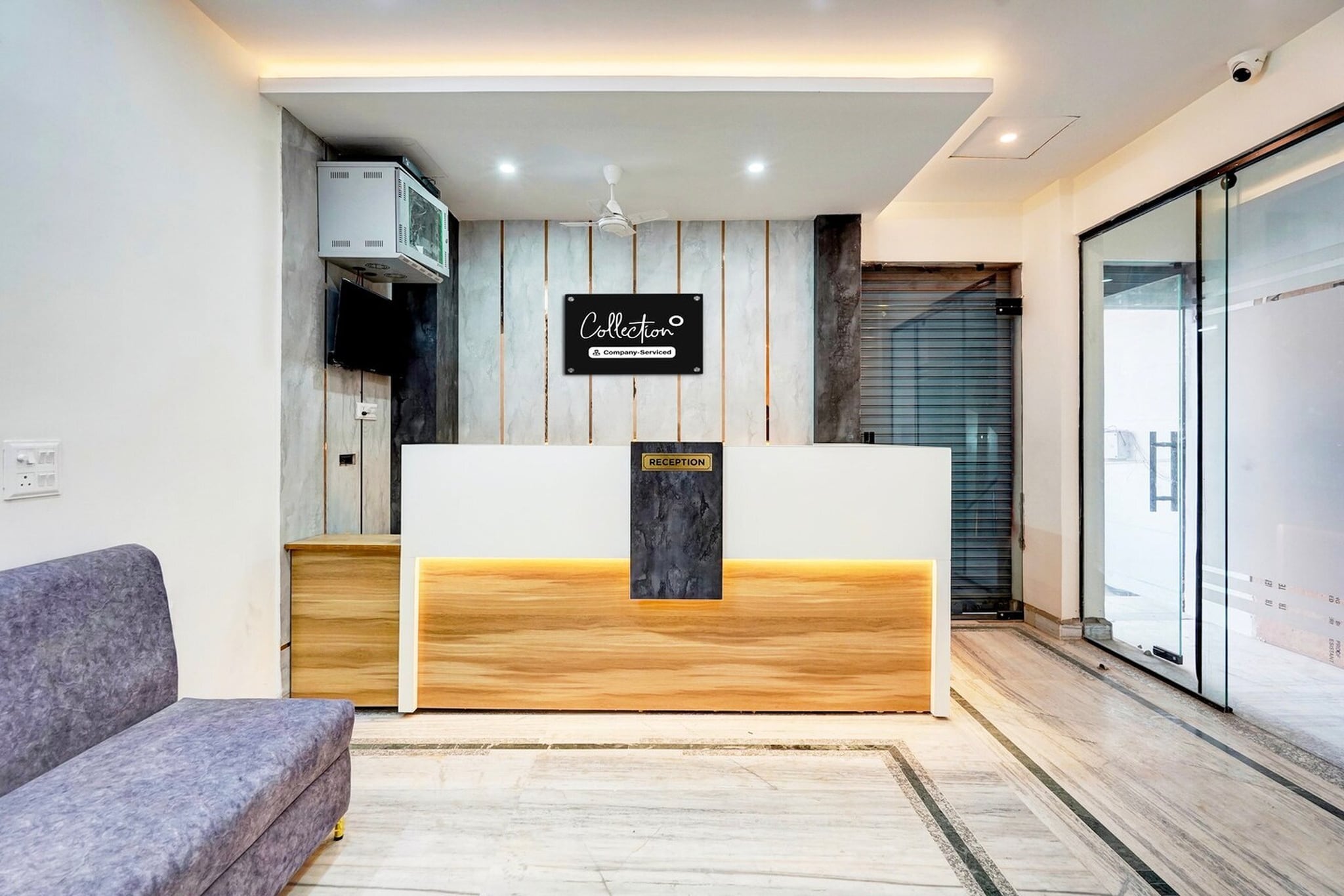 Ground floor: (bedroom(double bed, TV, seating area, air conditioning, Towels incl., telephone), bathroom(bathtub or shower, shower, washbasin, toilet, shampoo, body soap, hot water), Parking, lift)