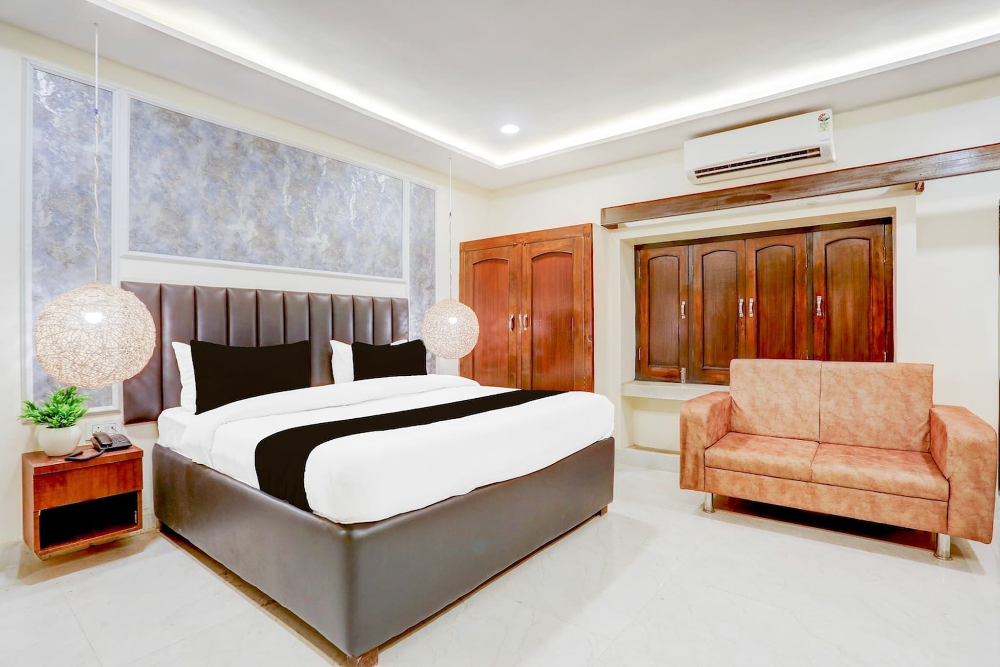 Comfortable Accommodations: Super Collection O Tagore Town Prayagraj formerly Heritage Tagore in Prayagraj offers family rooms with air-conditioning, private bathrooms, work desks, and free toiletries. Each room includes a seating area, TV, and wardrobe.
Essential Facilities: Guests enjoy free WiFi throughout the property, a lounge, lift, 24-hour front desk, and room service. The hotel provides a continental breakfast and a comfortable environment for a pleasant stay.
Convenient Location: Located 13 km from Allahabad Airport, the hotel is 9 km from Phaphamau Junction. Nearby attractions include the Tagore Town market and the Tagore Town railway station.
Unmarried couples are warmly welcome at this property.
Guests with local ID proof are warmly welcome.
Early Check-In Policy: A full day's room rate will be charged for check-ins before 6:00 AM. Complimentary early check-in is available between 6:00 AM and 10:00 AM, subject to room availability.
Check-in is only available to guests aged 18 and above. Please provide a government-issued ID to confirm your age.
