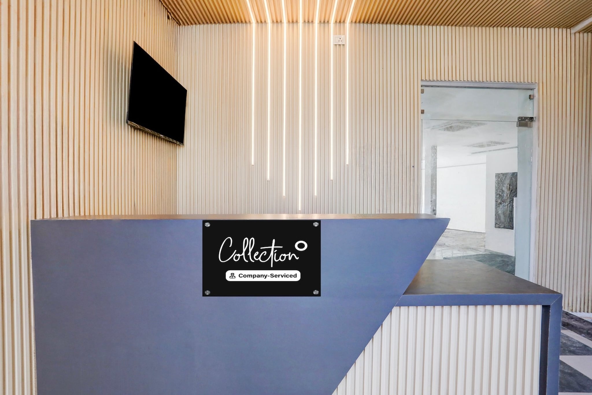 Ground floor: (bedroom(double bed, TV, seating area, air conditioning, Towels incl., telephone, Floor mattress), bathroom(bathtub or shower, shower, washbasin, toilet, shampoo, body soap, hot water), Parking)
