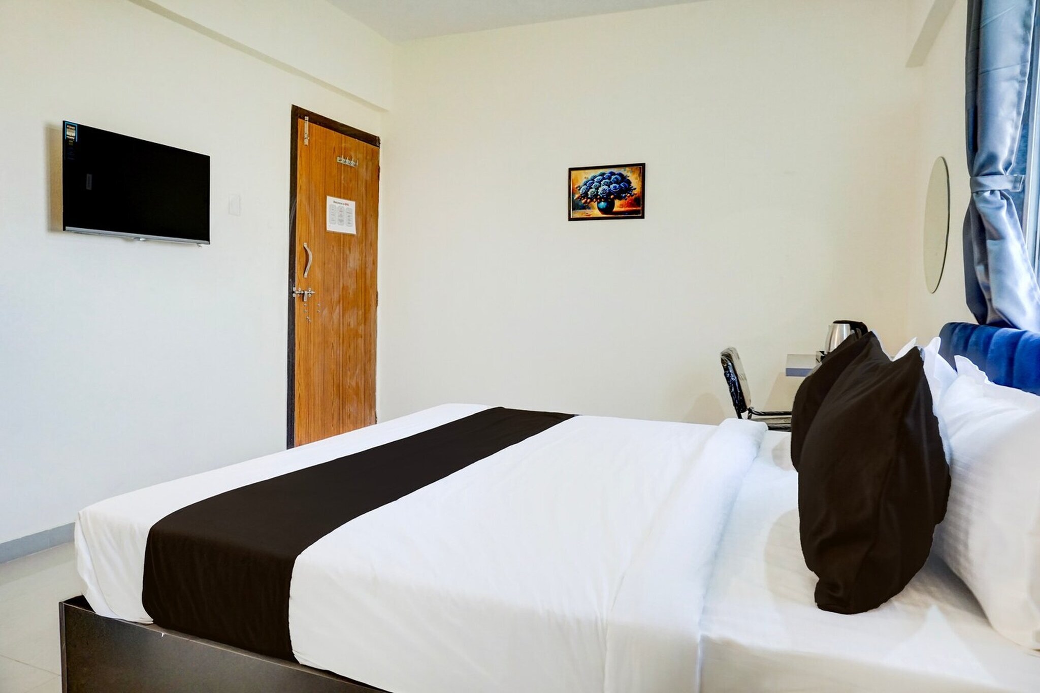 Comfortable Accommodations: Super Collection O Uptown Hinjewadi in Pune offers family rooms with air-conditioning, private bathrooms, work desks, and seating areas. Each room includes free toiletries, a bath or shower, TV, and tiled floors.

Essential Facilities: Guests enjoy free WiFi throughout the property, a 24-hour front desk, housekeeping service, room service, and luggage storage. The hotel provides a continental breakfast and multilingual reception staff speak English and Hindi.

Convenient Location: Located 24 km from Pune International Airport, the hotel is near attractions such as University of Pune (15 km), Pataleshwar Cave Temple (17 km), and Bund Garden (22 km).
Early Check-In Policy: A full day痴 room rate will be charged for check-ins before 6:00 AM. Complimentary early check-in is available between 6:00 AM and 10:00 AM, subject to room availability.
Check-in is only available to guests aged 18 and above. Please provide a government-issued ID to confirm your age.

