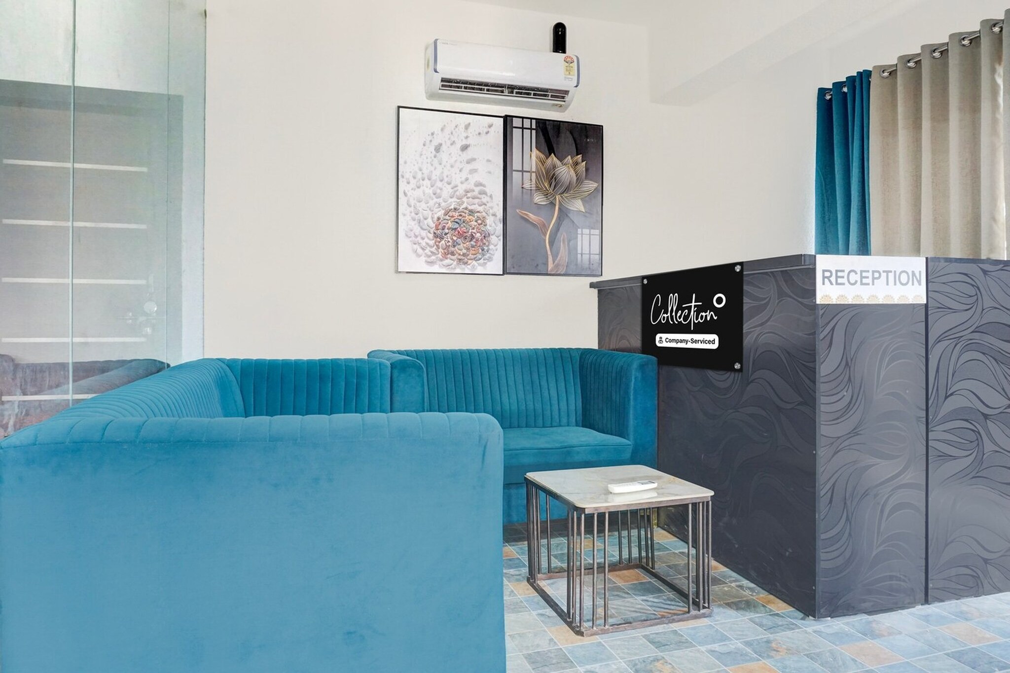 Ground floor: (bedroom(double bed, TV, seating area, air conditioning, Towels incl., telephone), bathroom(bathtub or shower, shower, washbasin, toilet, shampoo, body soap, hot water), Parking)