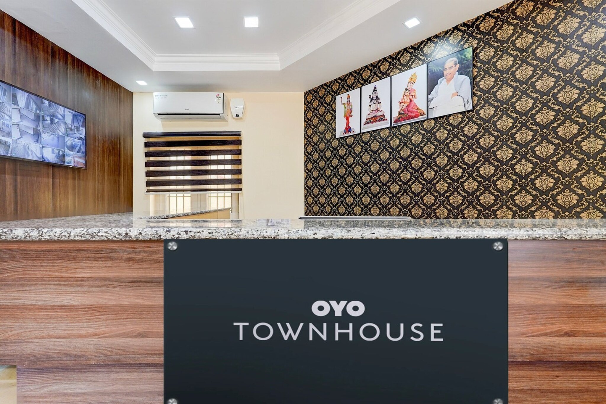 Ground floor: (bedroom(double bed, TV, seating area, air conditioning, Towels incl., telephone), bathroom(bathtub or shower, shower, washbasin, toilet, shampoo, body soap, hot water), Parking, lift)