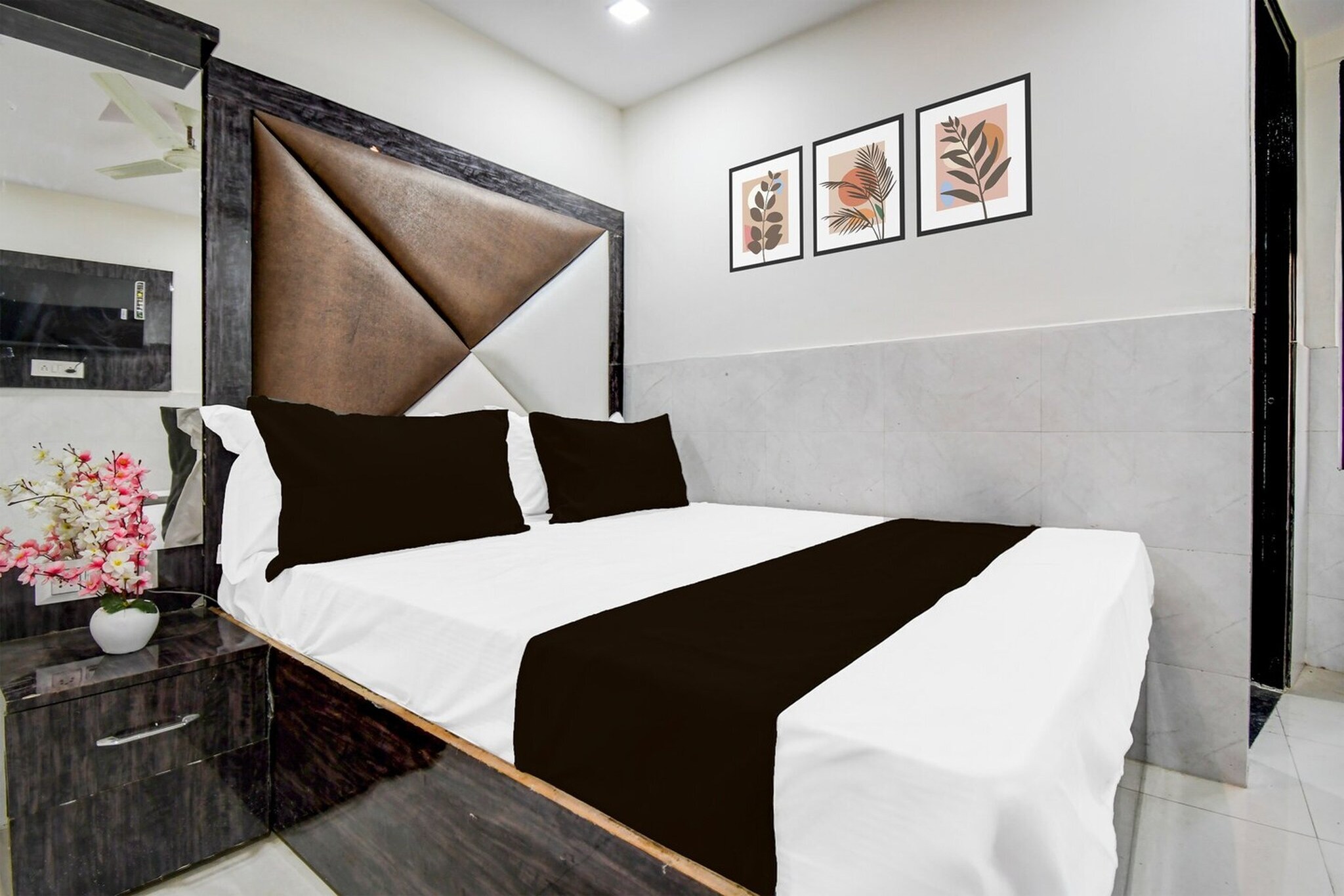Comfortable Accommodations: Hotel O Birhana Road in Kanpur offers family rooms with air-conditioning, private bathrooms, and free WiFi throughout the property. Each room includes a work desk, seating area, TV, and free toiletries.
Convenient Facilities: Guests benefit from a lift, 24-hour front desk, housekeeping service, room service, and luggage storage. The hotel provides a comfortable environment with tiled floors and wardrobes.
Prime Location: Located 3 km from Kanpur Airport and 5 km from Kānpur Central Station, the hotel is situated in Kanpur. Reception staff speak English and Hindi.
Unmarried couples are warmly welcome at this property.
Guests with local ID proof are warmly welcome.
Early Check-In Policy: A full day痴 room rate will be charged for check-ins before 6:00 AM. Complimentary early check-in is available between 6:00 AM and 10:00 AM, subject to room availability.
Check-in is only available to guests aged 18 and above. Please provide a government-issued ID to confirm your age.