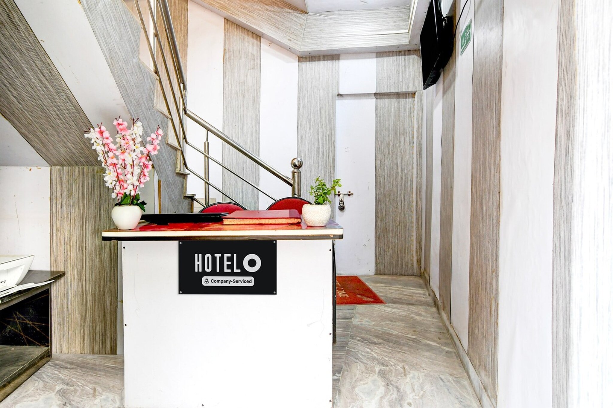 Ground floor: (bedroom(double bed, TV, seating area, air conditioning, Towels incl., telephone), bathroom(bathtub or shower, shower, washbasin, toilet, shampoo, body soap, hot water), Parking)