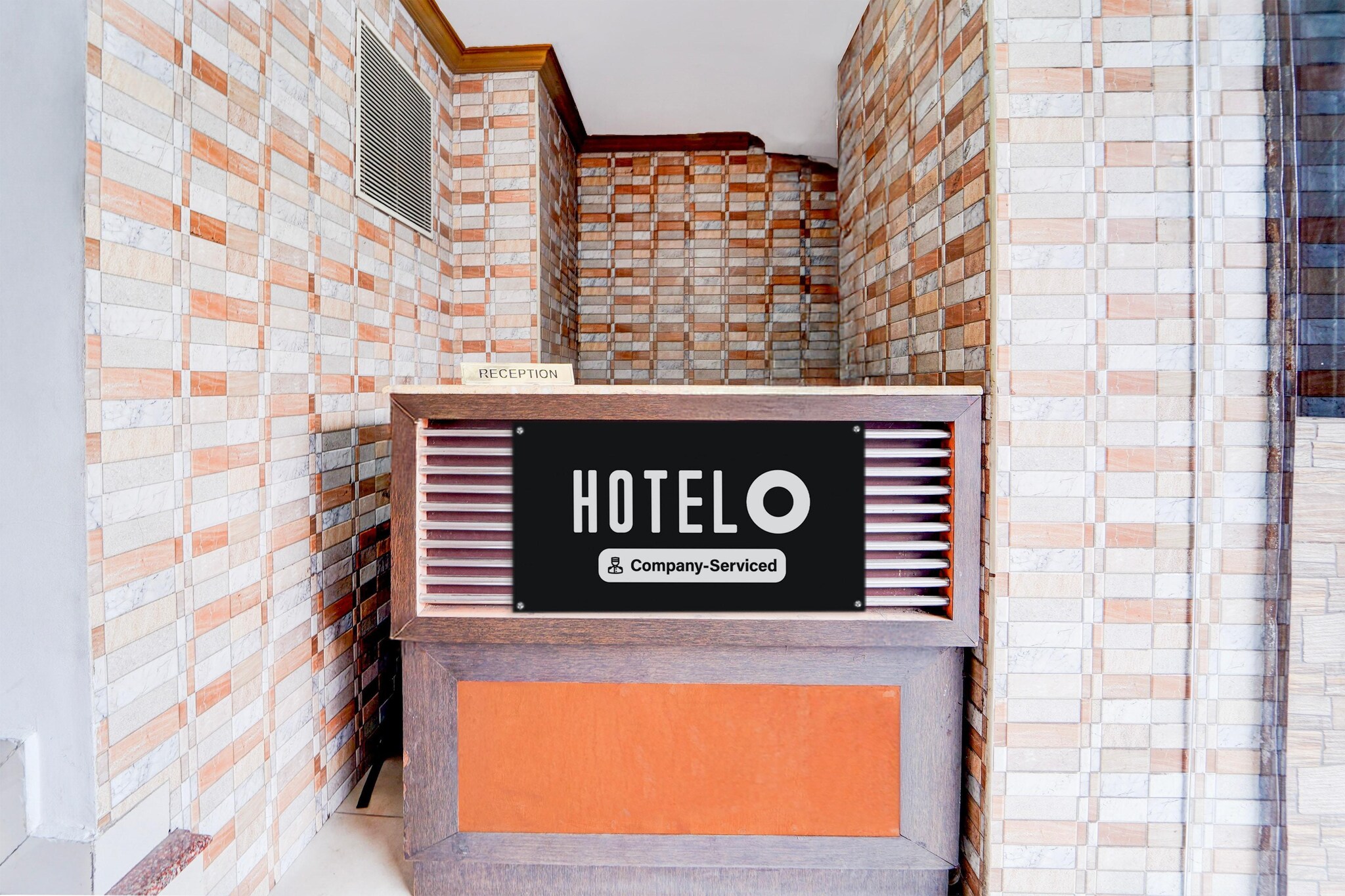 Ground floor: (bedroom(double bed, TV, seating area, air conditioning, Towels incl., telephone), bathroom(bathtub or shower, shower, washbasin, toilet, shampoo, body soap, hot water), Parking, lift)