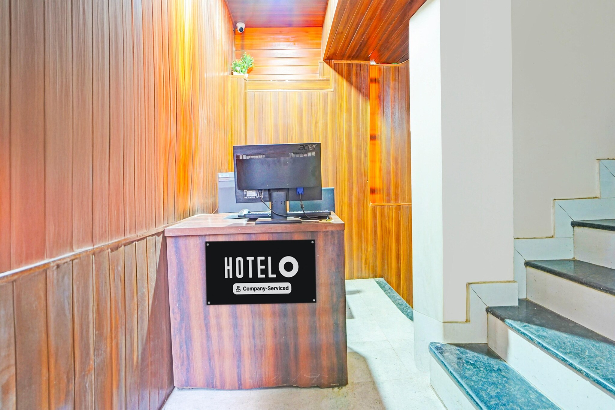 Ground floor: (bedroom(double bed, TV, seating area, air conditioning, Towels incl., telephone), bathroom(bathtub or shower, shower, washbasin, toilet, shampoo, body soap, hot water), Parking, lift)