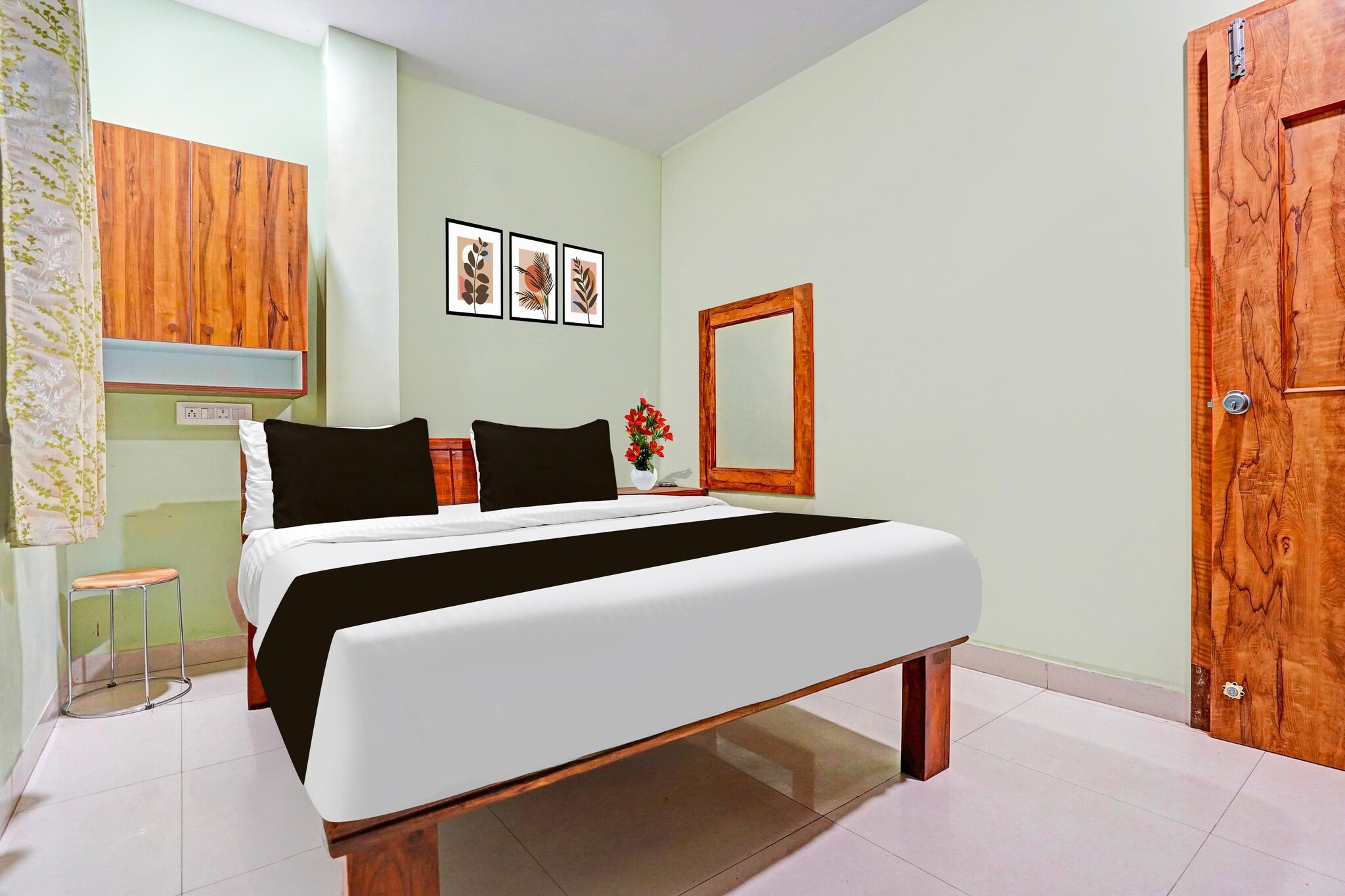 Comfortable Accommodations: Hotel O Dighori Nagpur in Nagpur offers family rooms with air-conditioning, private bathrooms, work desks, and free WiFi throughout the property. Each room includes a seating area, TV, and free toiletries.
Dining Experience: The family-friendly restaurant serves Indian cuisine for lunch and dinner. Guests can enjoy meals in a welcoming ambience, enhancing their stay with delicious food.
Convenient Facilities: The hotel features a lift, 24-hour front desk, housekeeping service, room service, and luggage storage. Additional amenities include a restaurant, family rooms, and free toiletries.
Nearby Attractions: Located 10 km from Dr. Babasaheb Ambedkar International Airport and 5 km from Shri Swaminarayan Temple, the hotel is also close to Vidarbha Cricket Association Stadium and Ramakrishna Ashram.
Unmarried couples are warmly welcome at this property.
Guests with local ID proof are warmly welcome.
Early Check-In Policy: A full day’s room rate will be charged for check-ins before 6:00 AM. Complimentary early check-in is available between 6:00 AM and 10:00 AM, subject to room availability.
Check-in is only available to guests aged 18 and above. Please provide a government-issued ID to confirm your age.